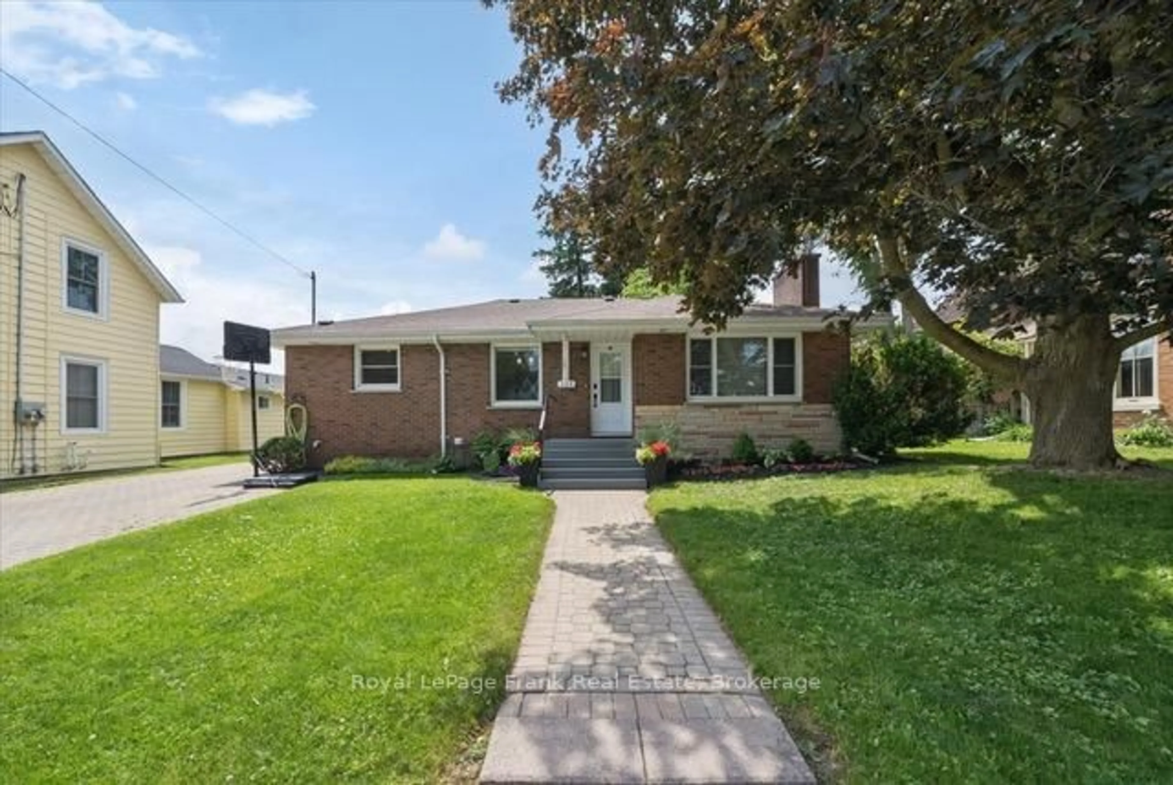 Home with brick exterior material, street for 124 Brock St, Uxbridge Ontario L9P 1K5