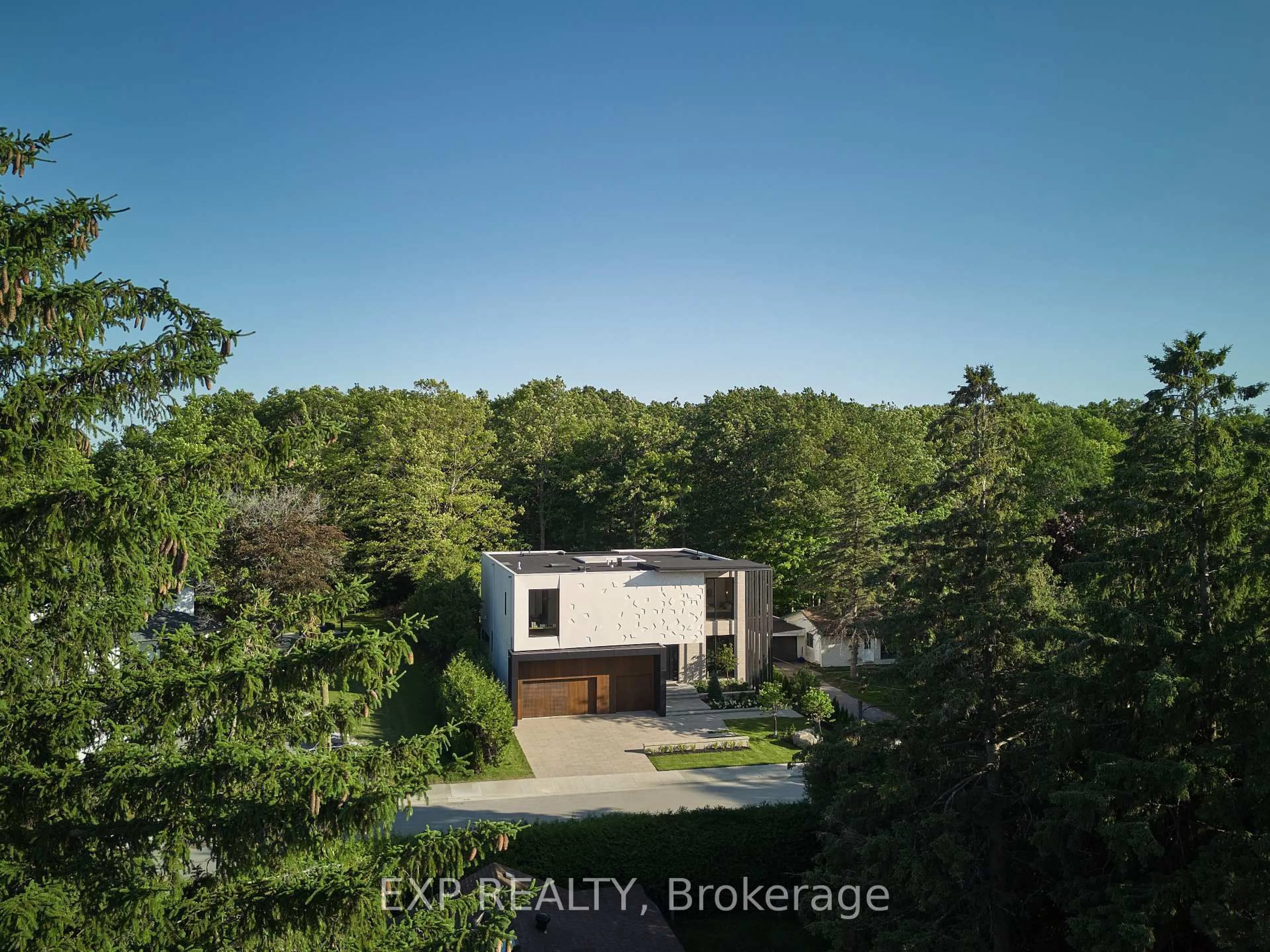 A pic from outside/outdoor area/front of a property/back of a property/a pic from drone, forest/trees view for 105 Park Cres, Richmond Hill Ontario L4E 3J5
