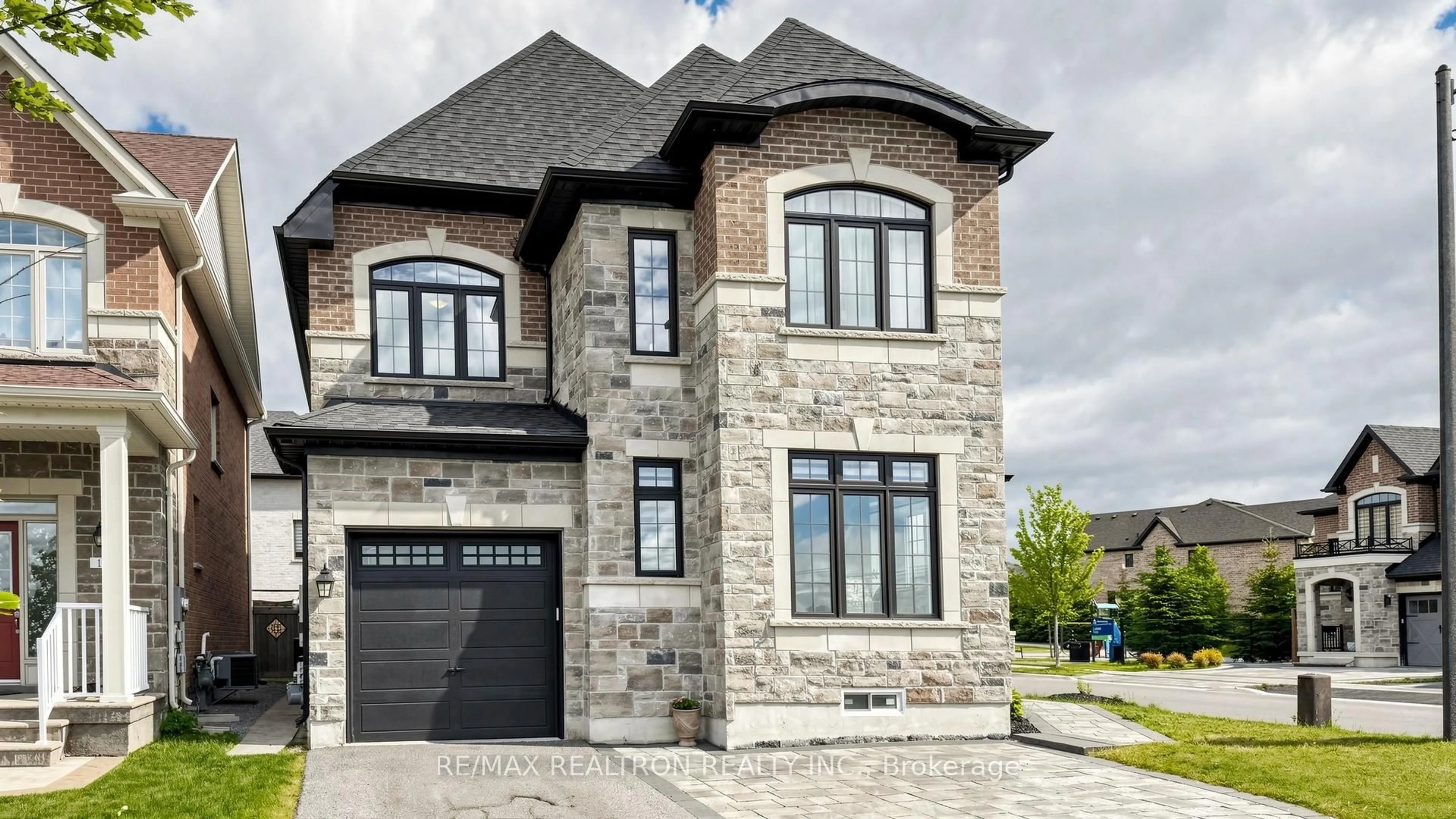 Home with brick exterior material, street for 18 Ladder Cres, East Gwillimbury Ontario L9N 0N8