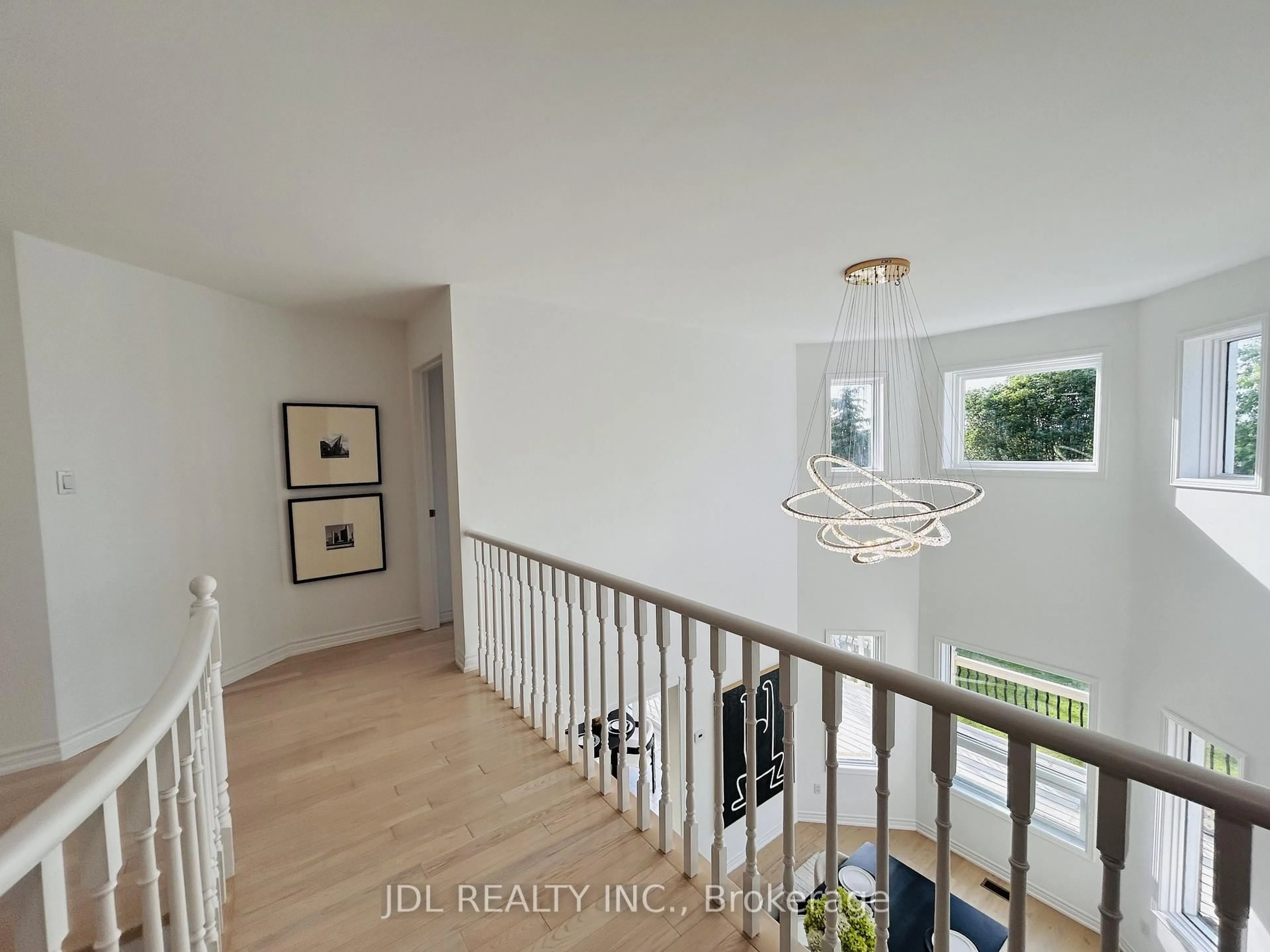 Indoor entryway for 36 Chartwell Cres, Georgina Ontario L4P 3N8