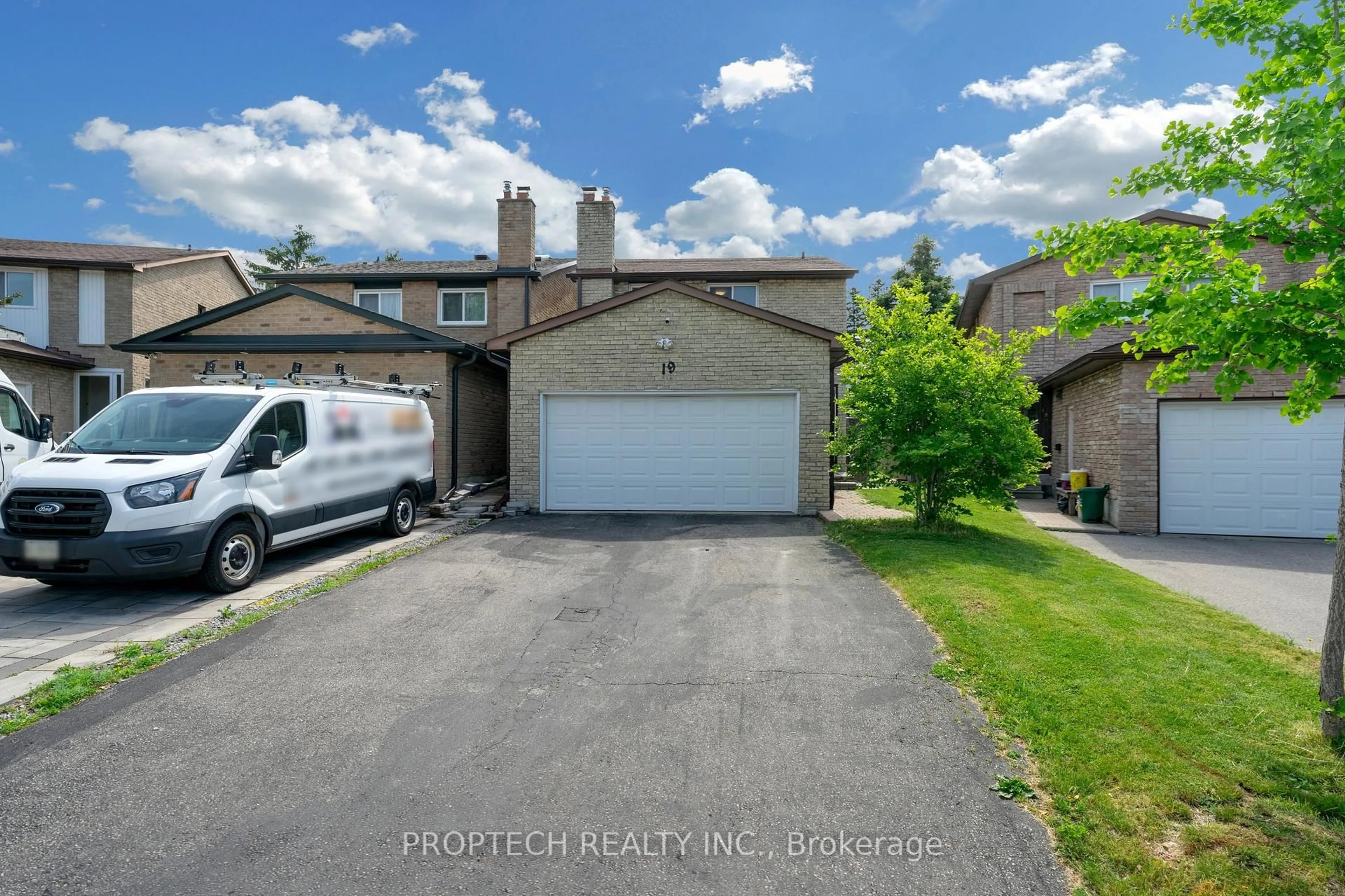 A pic from outside/outdoor area/front of a property/back of a property/a pic from drone, street for 19 Clydesdale Rd, Markham Ontario L3R 3S8
