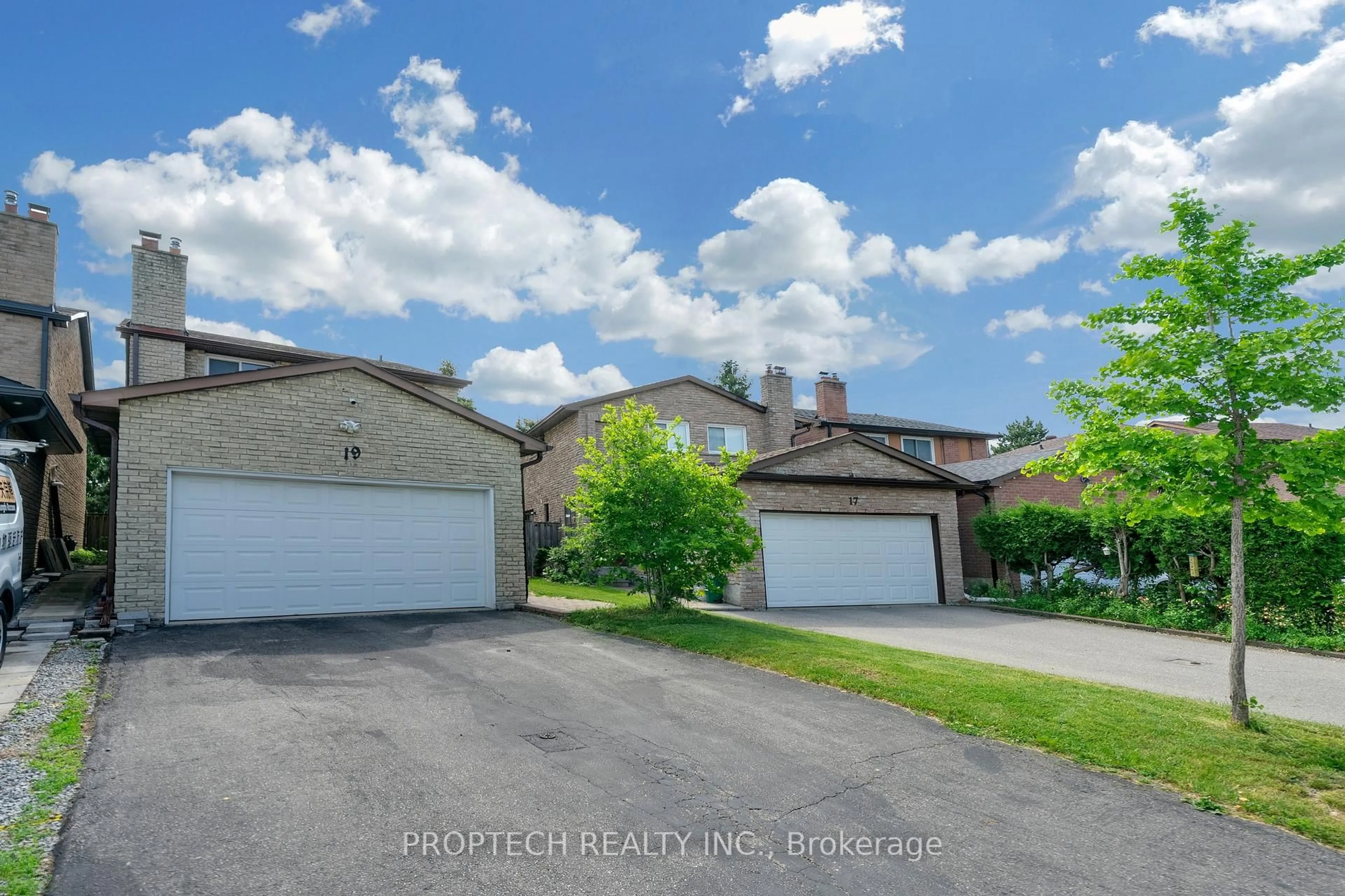 A pic from outside/outdoor area/front of a property/back of a property/a pic from drone, street for 19 Clydesdale Rd, Markham Ontario L3R 3S8