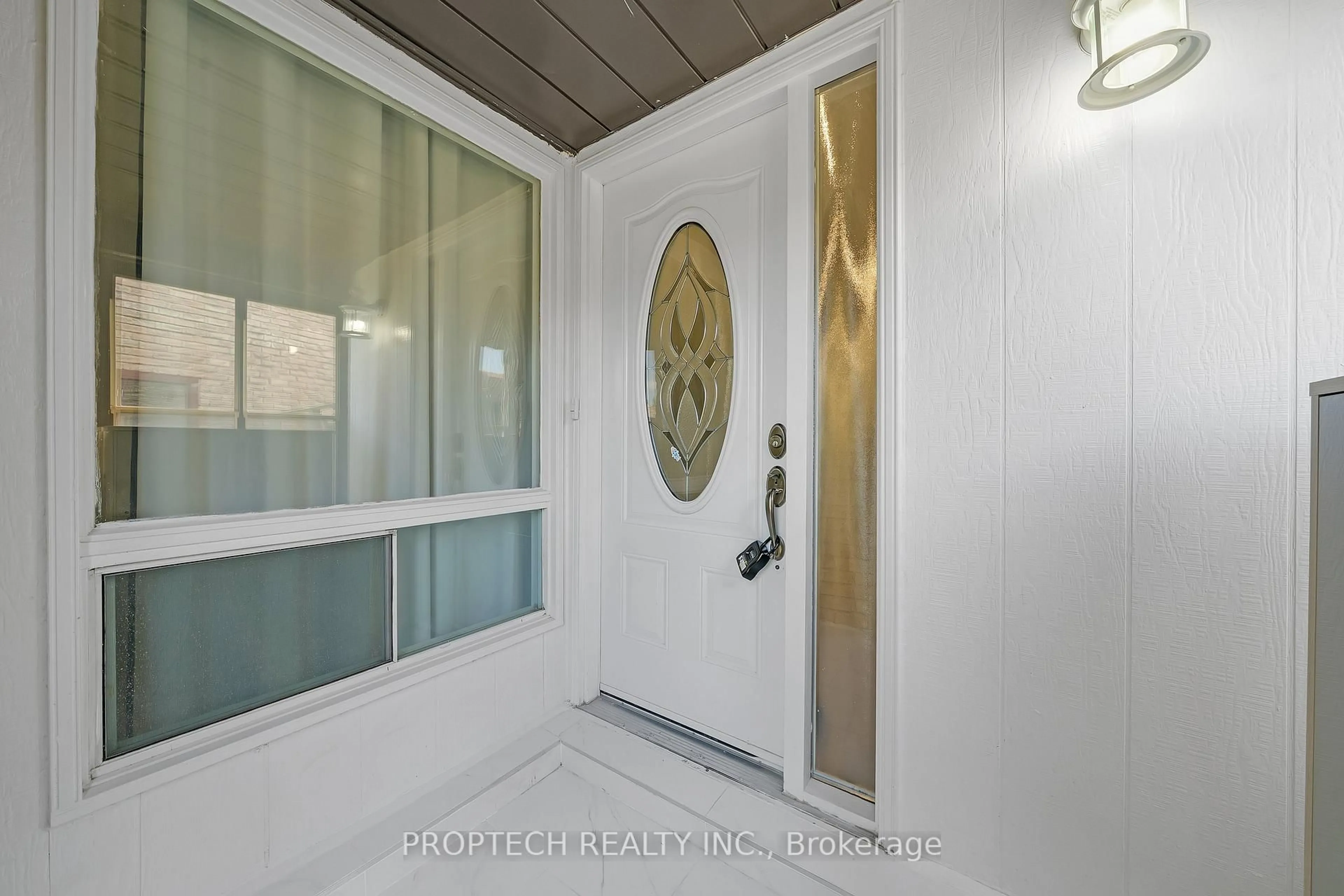 Indoor entryway for 19 Clydesdale Rd, Markham Ontario L3R 3S8