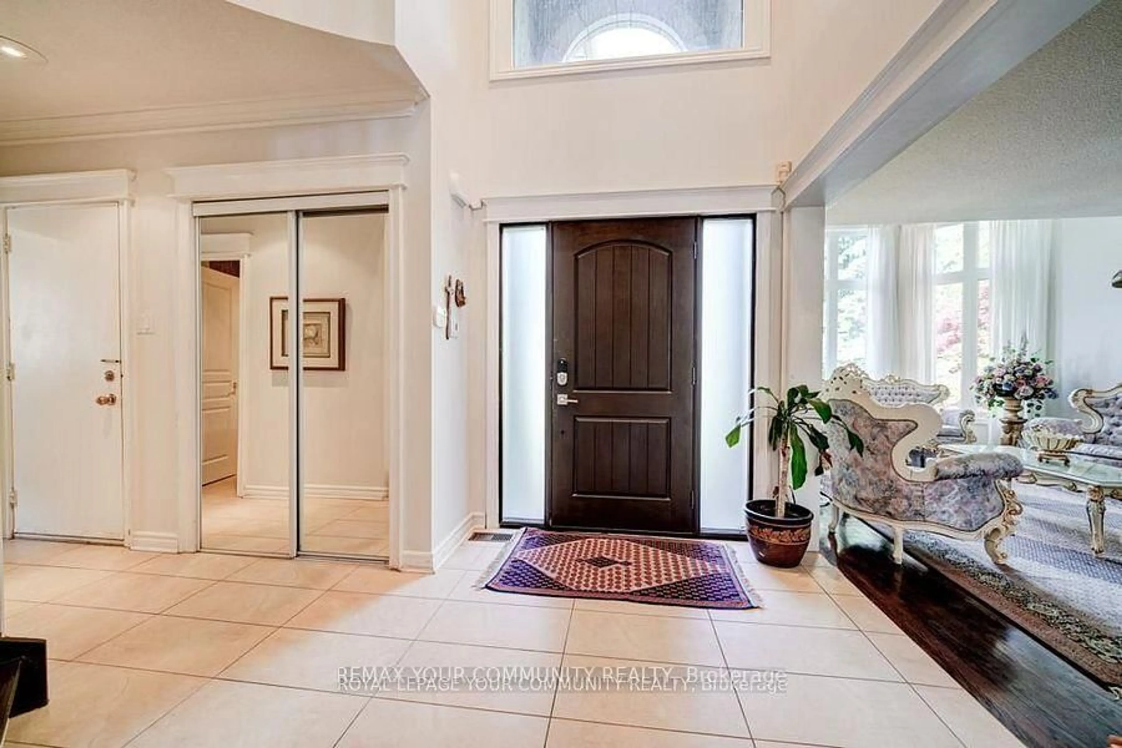 Indoor entryway for 7 Fern Ave, Richmond Hill Ontario L4B 3R7