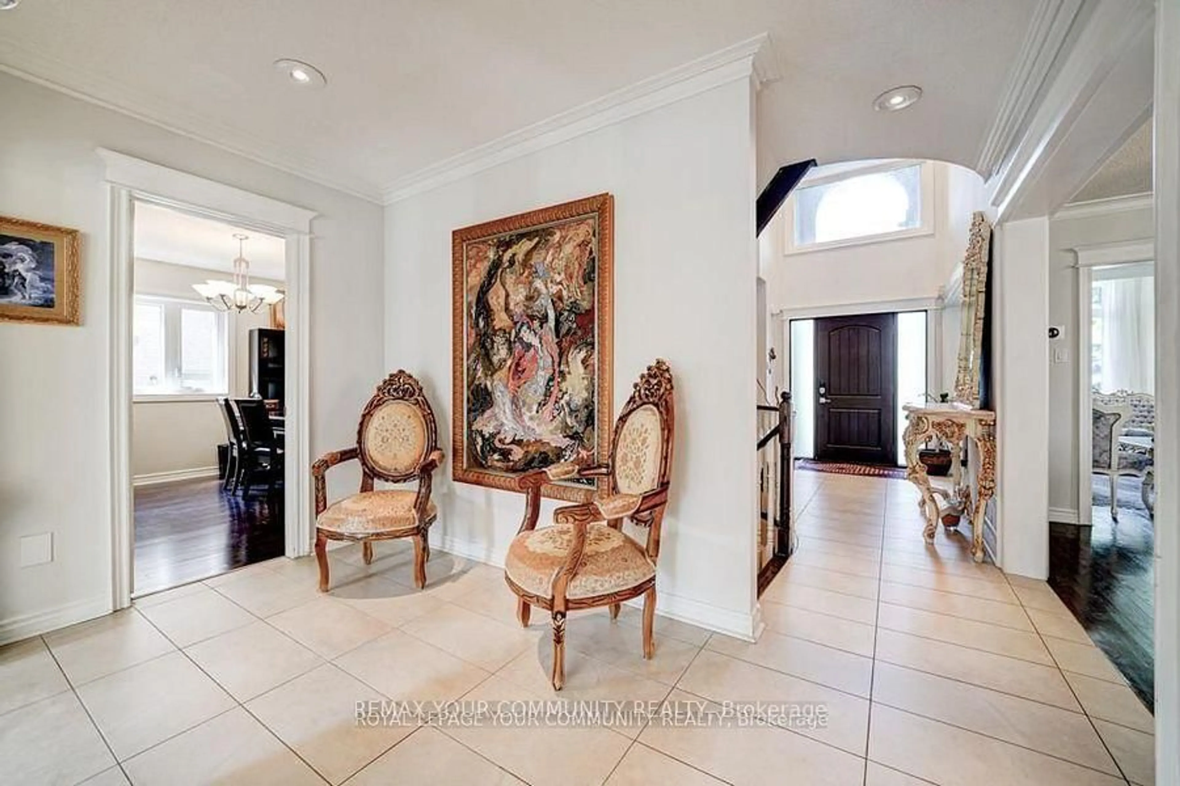 Indoor foyer for 7 Fern Ave, Richmond Hill Ontario L4B 3R7