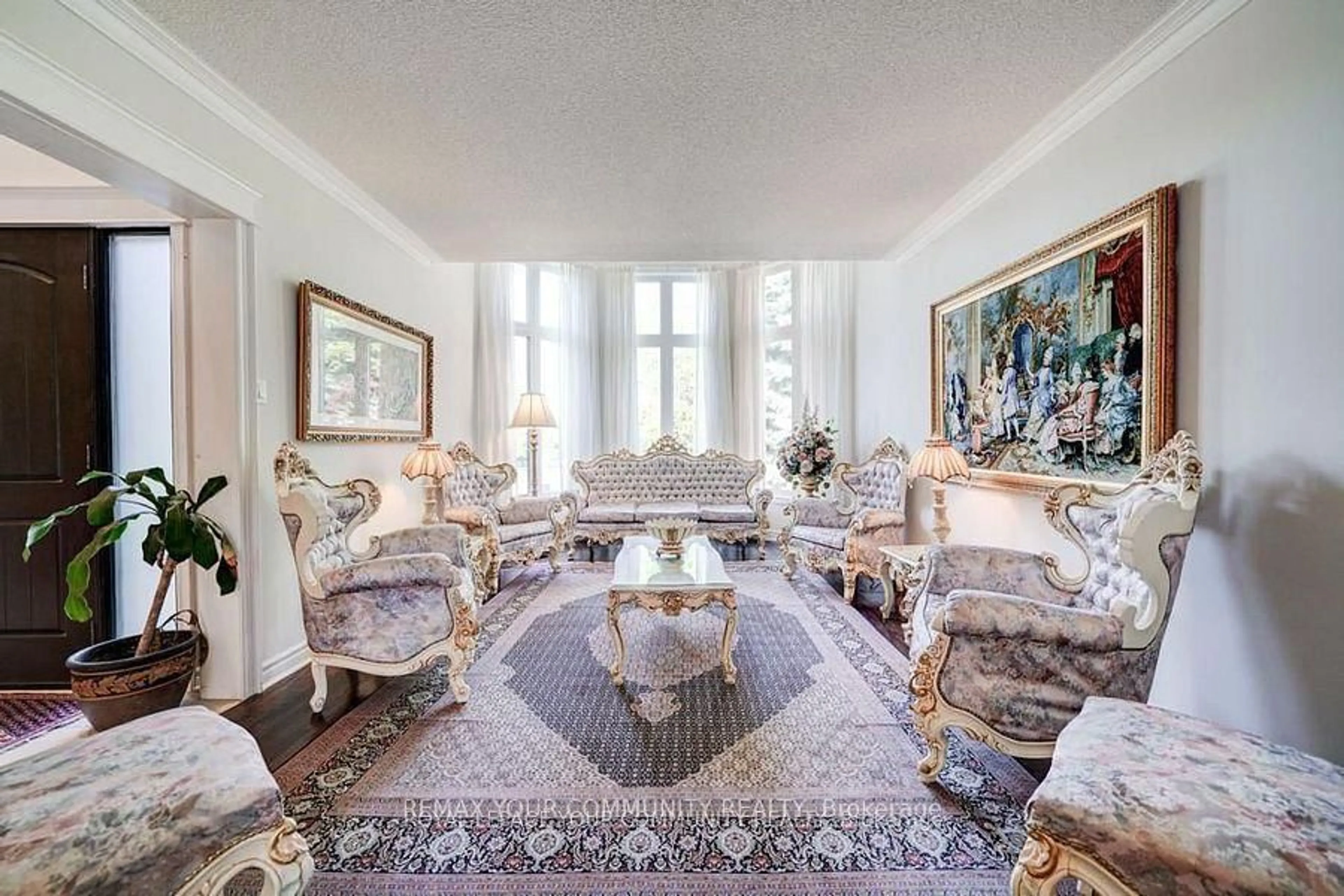 Living room with furniture, carpet floor for 7 Fern Ave, Richmond Hill Ontario L4B 3R7