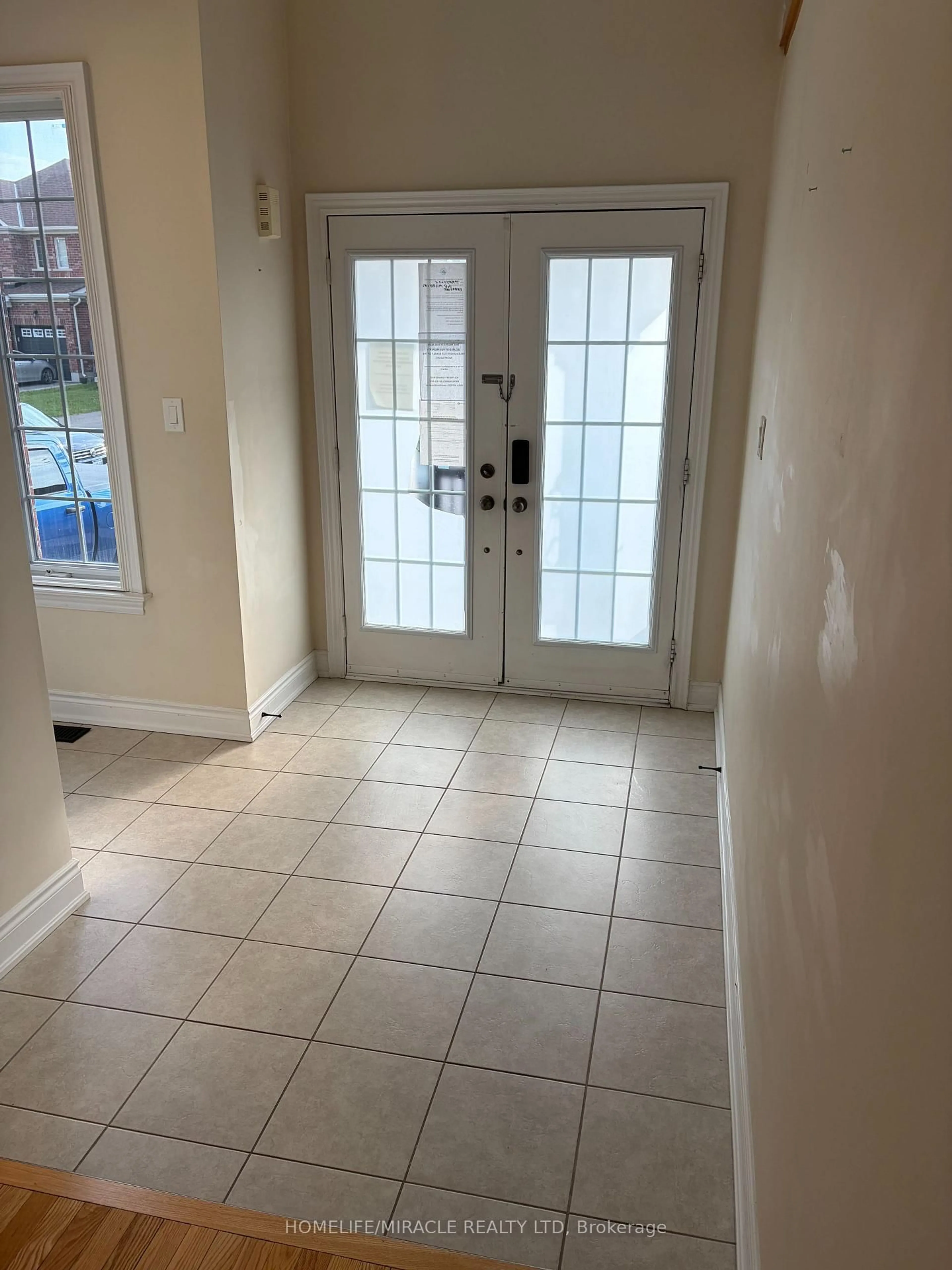 Indoor entryway for 148 Milby Cres, Bradford West Gwillimbury Ontario L3Z 0X8