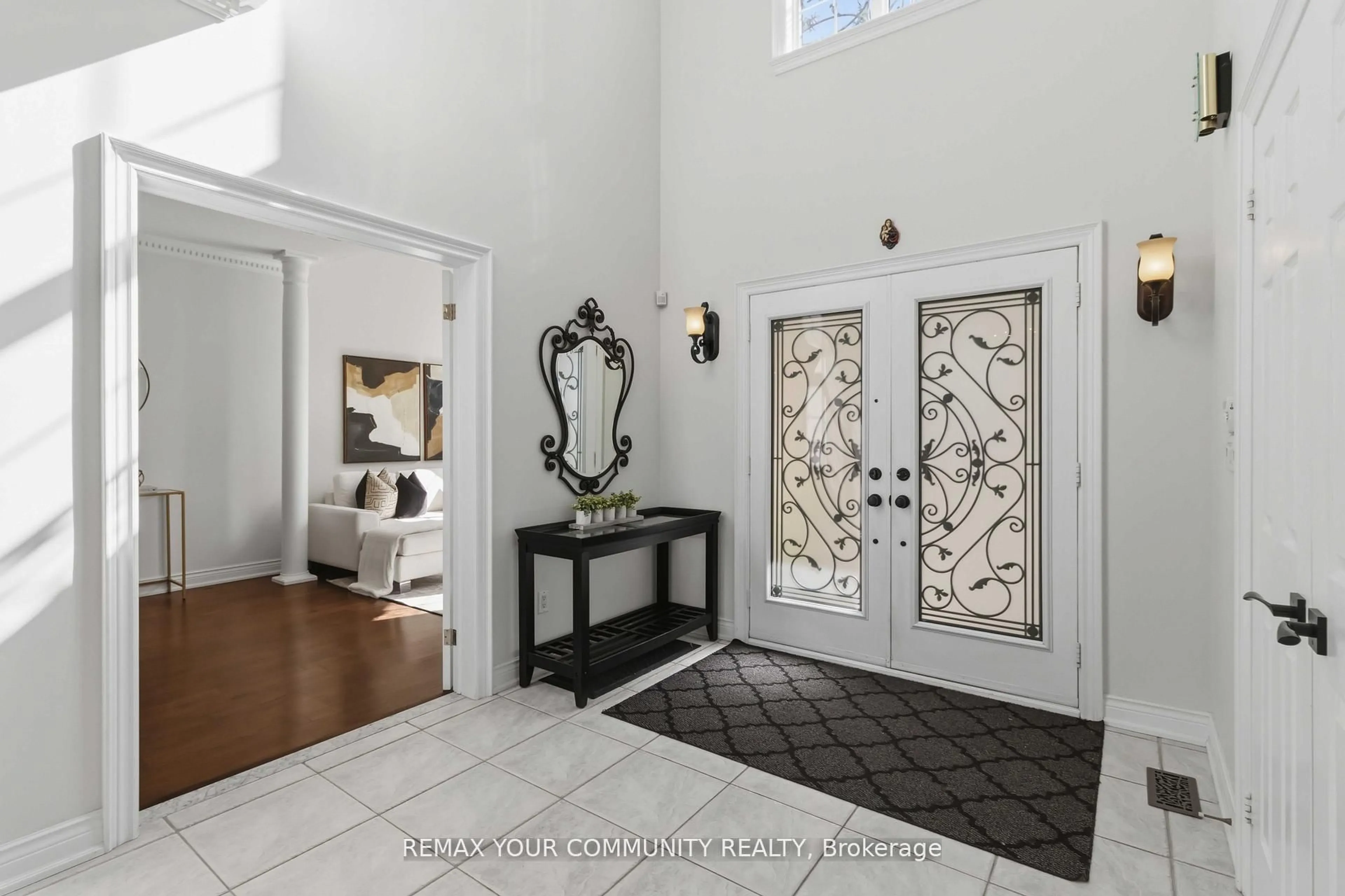 Indoor entryway for 512 Vaughan Mills Rd, Vaughan Ontario L4H 1G9
