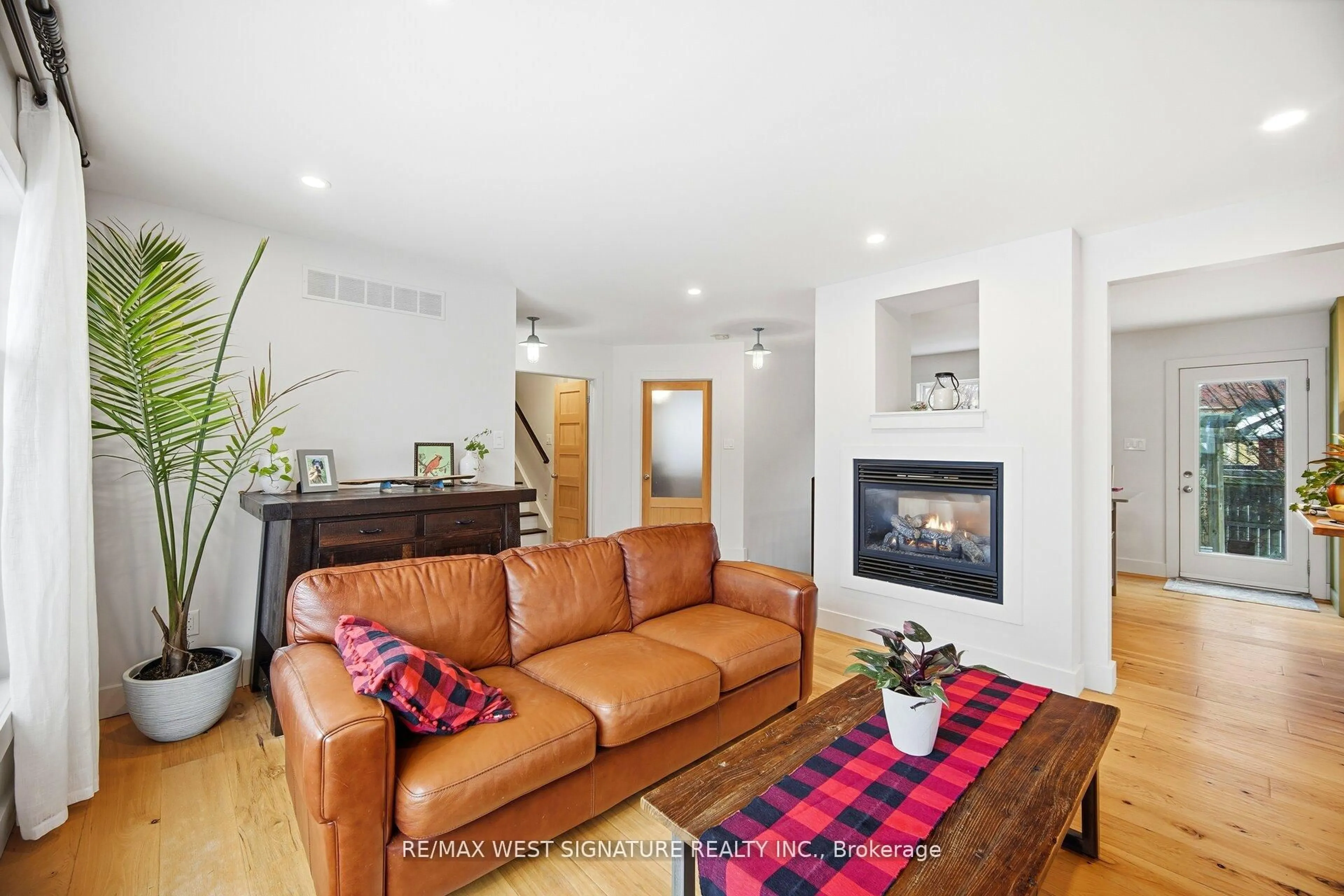 Living room with furniture, unknown for 478 Main St, King Ontario L0G 1T0