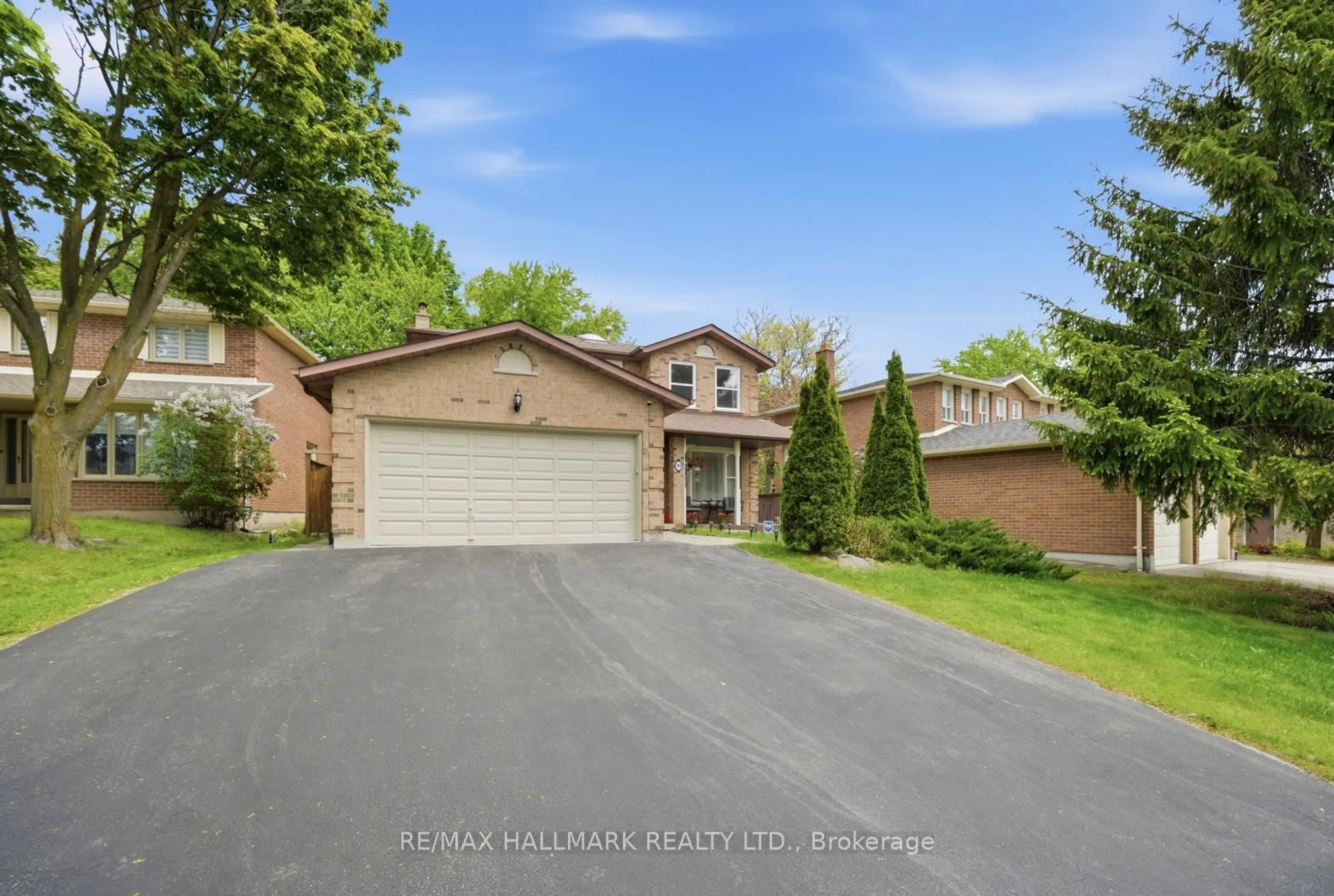 A pic from outside/outdoor area/front of a property/back of a property/a pic from drone, unknown for 99 Carlson Dr, Newmarket Ontario L3Y 3G9