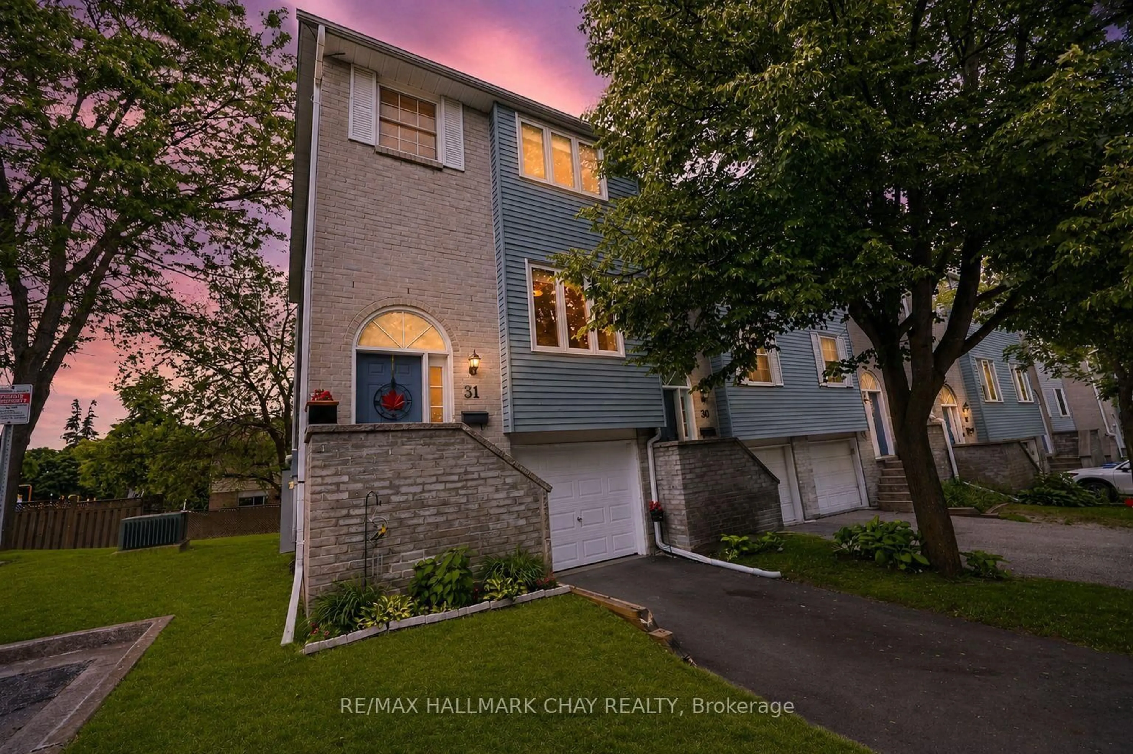 Home with vinyl exterior material, street for 31 Harmony Circ, Bradford West Gwillimbury Ontario L3Z 2T8