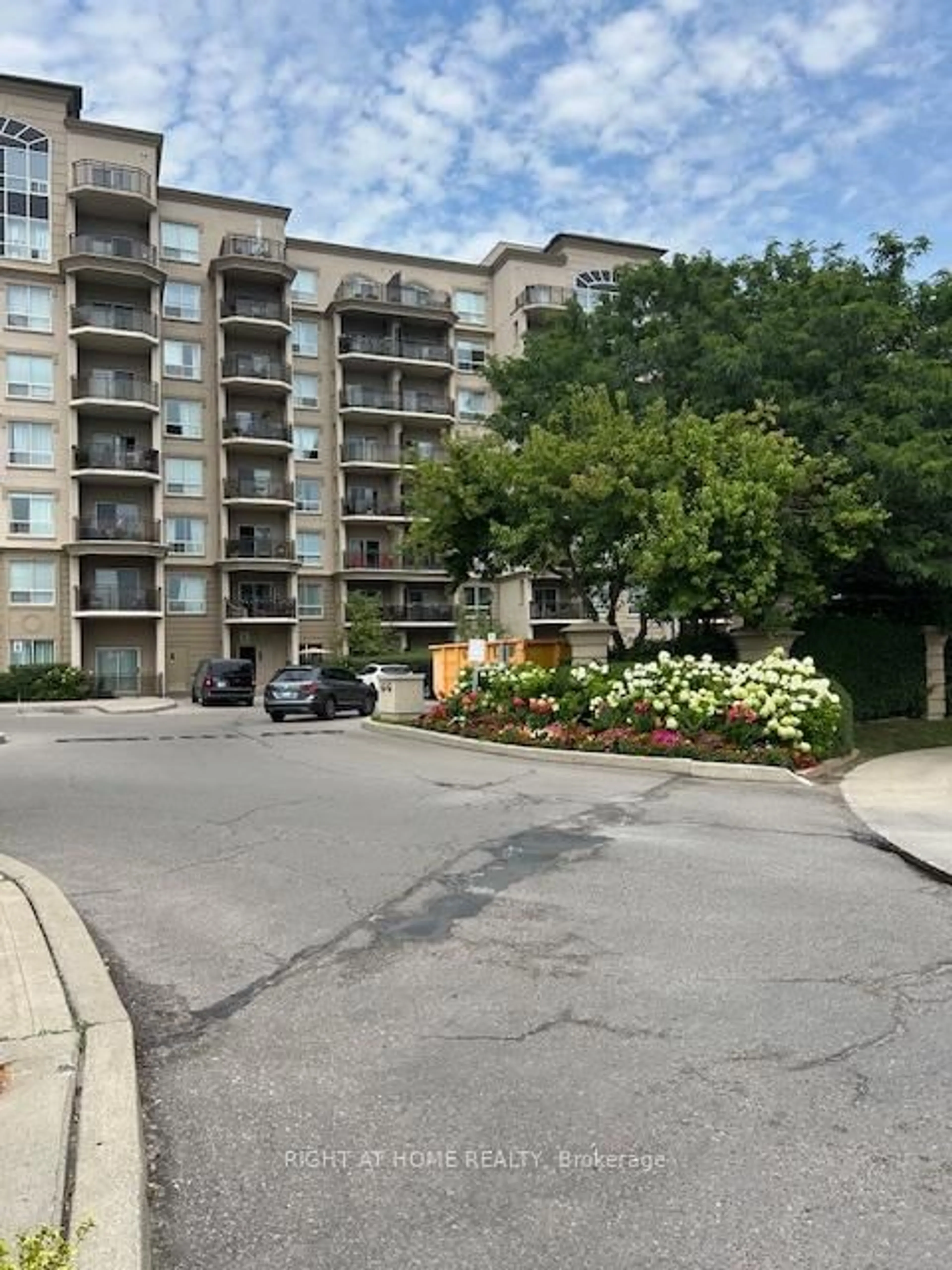 Unknown for 2 Maison Parc Crt #403, Vaughan Ontario L4J 9K4