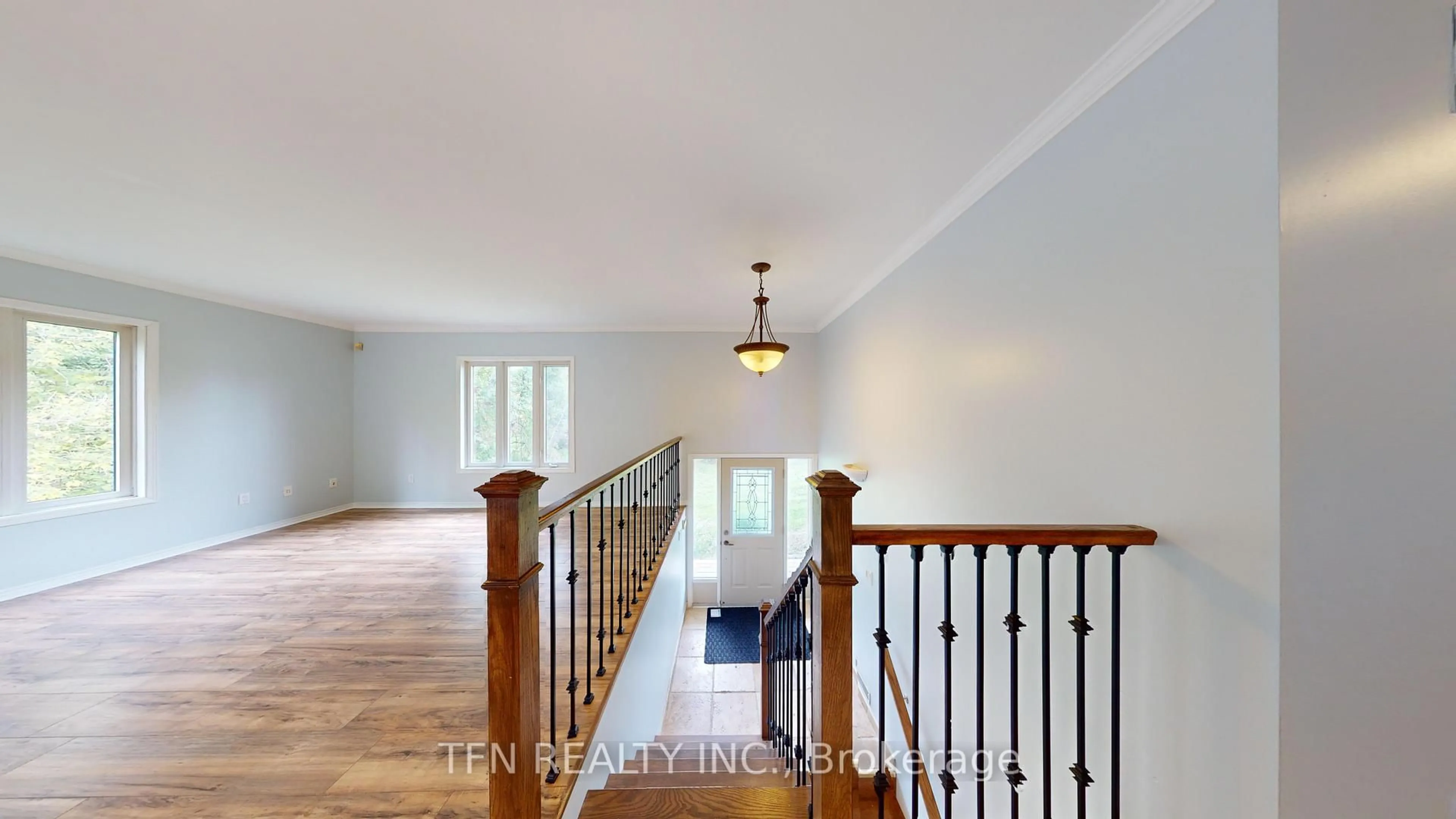 Indoor foyer for 1048 Gilmore Ave, Innisfil Ontario L0L 1W0