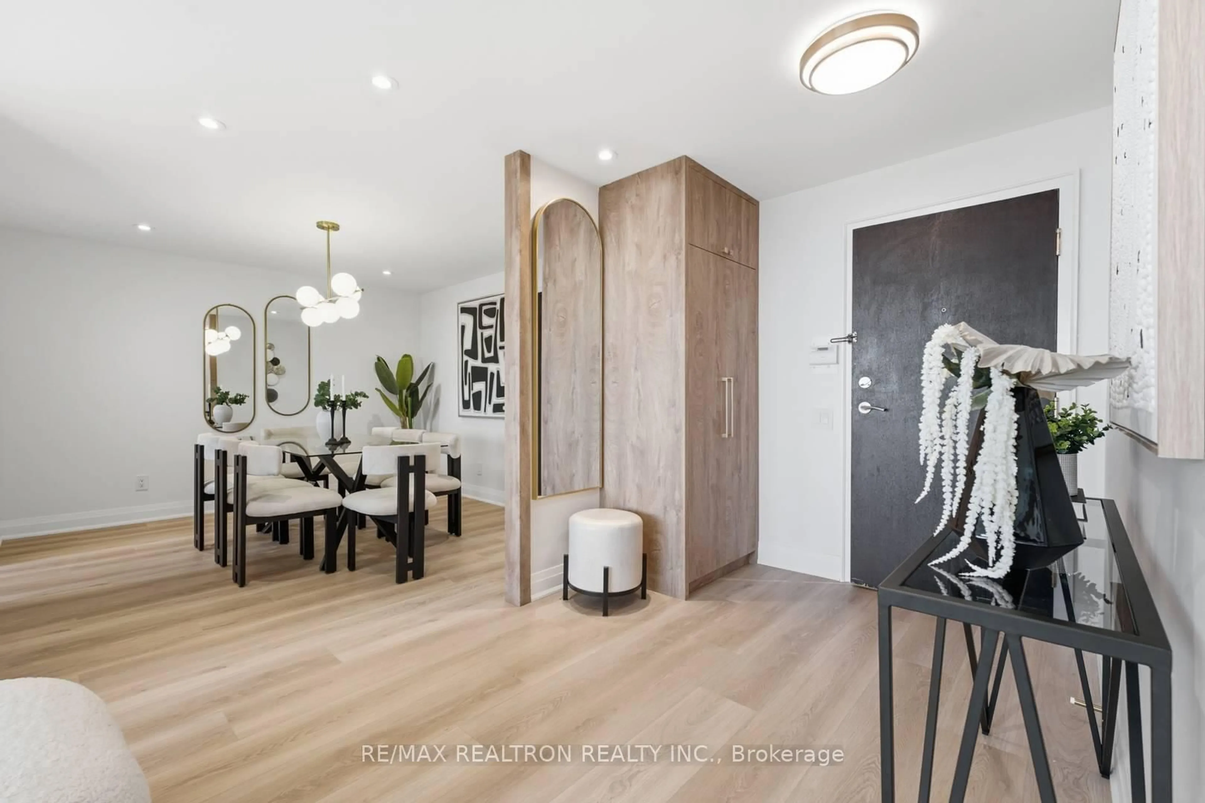 Indoor entryway for 110 Promenade Circ #805, Vaughan Ontario L4J 7W8