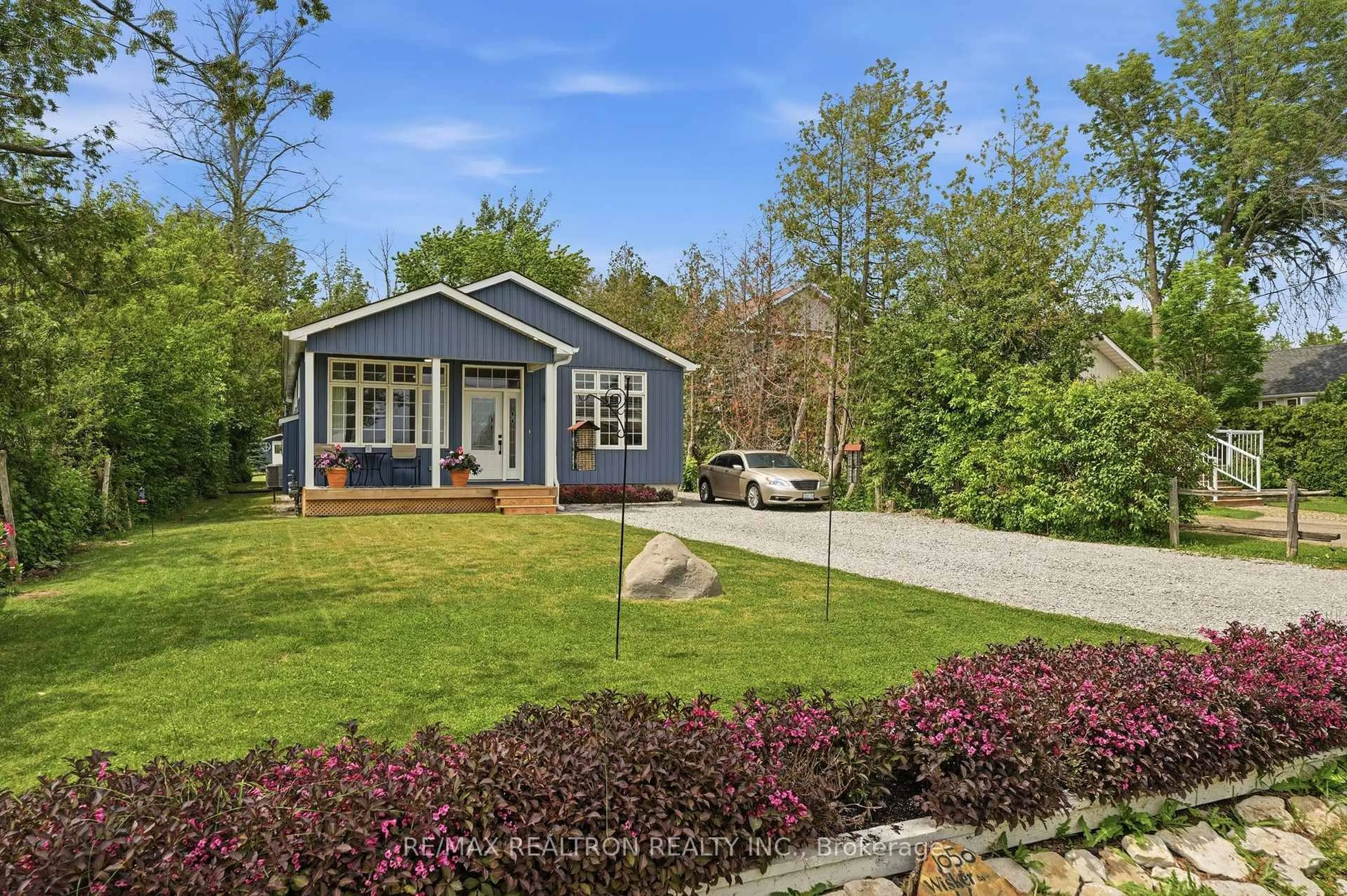 Home with vinyl exterior material, street for 1050 Wisker Ave, Innisfil Ontario L0L 1C0