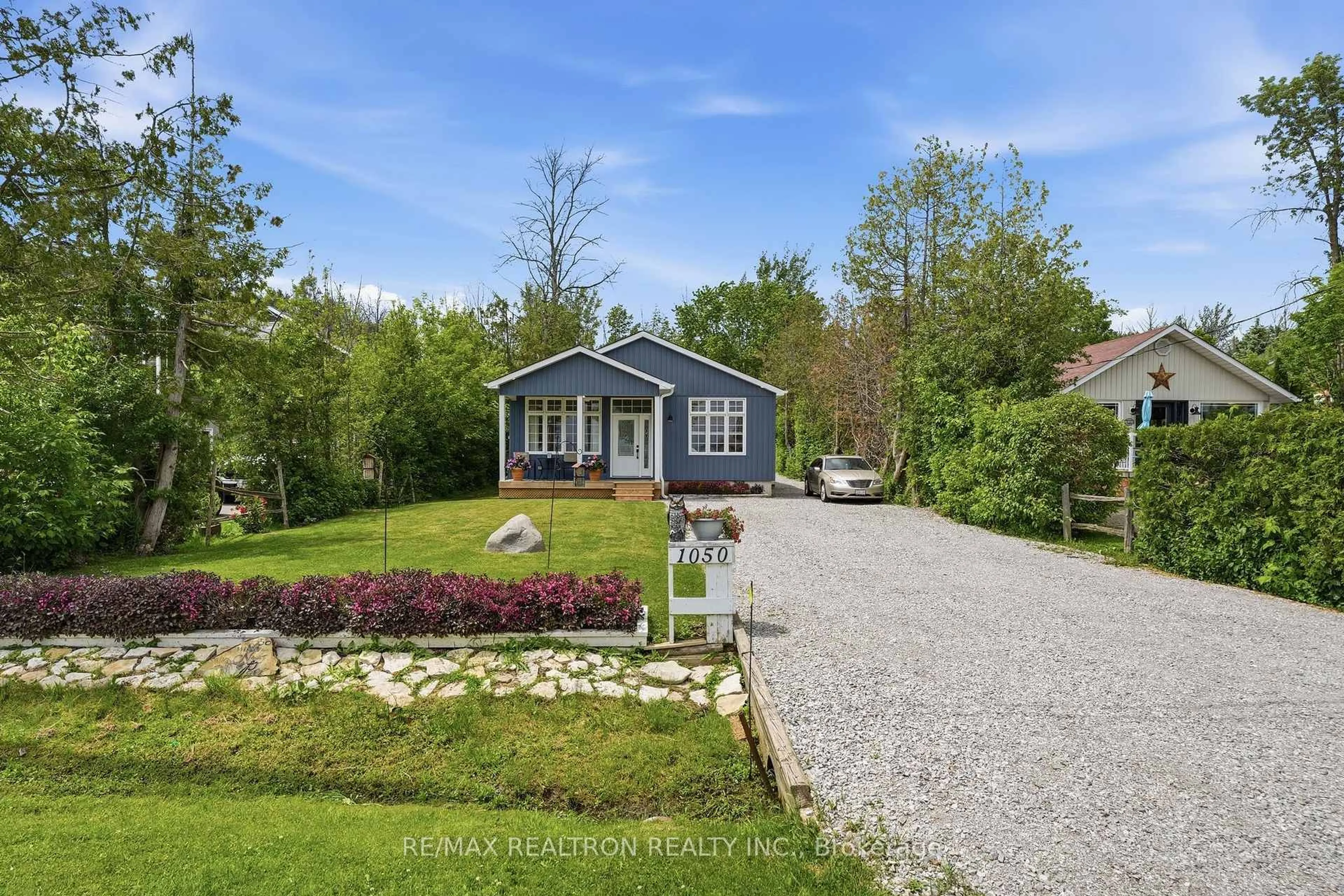 A pic from outside/outdoor area/front of a property/back of a property/a pic from drone, street for 1050 Wisker Ave, Innisfil Ontario L0L 1C0