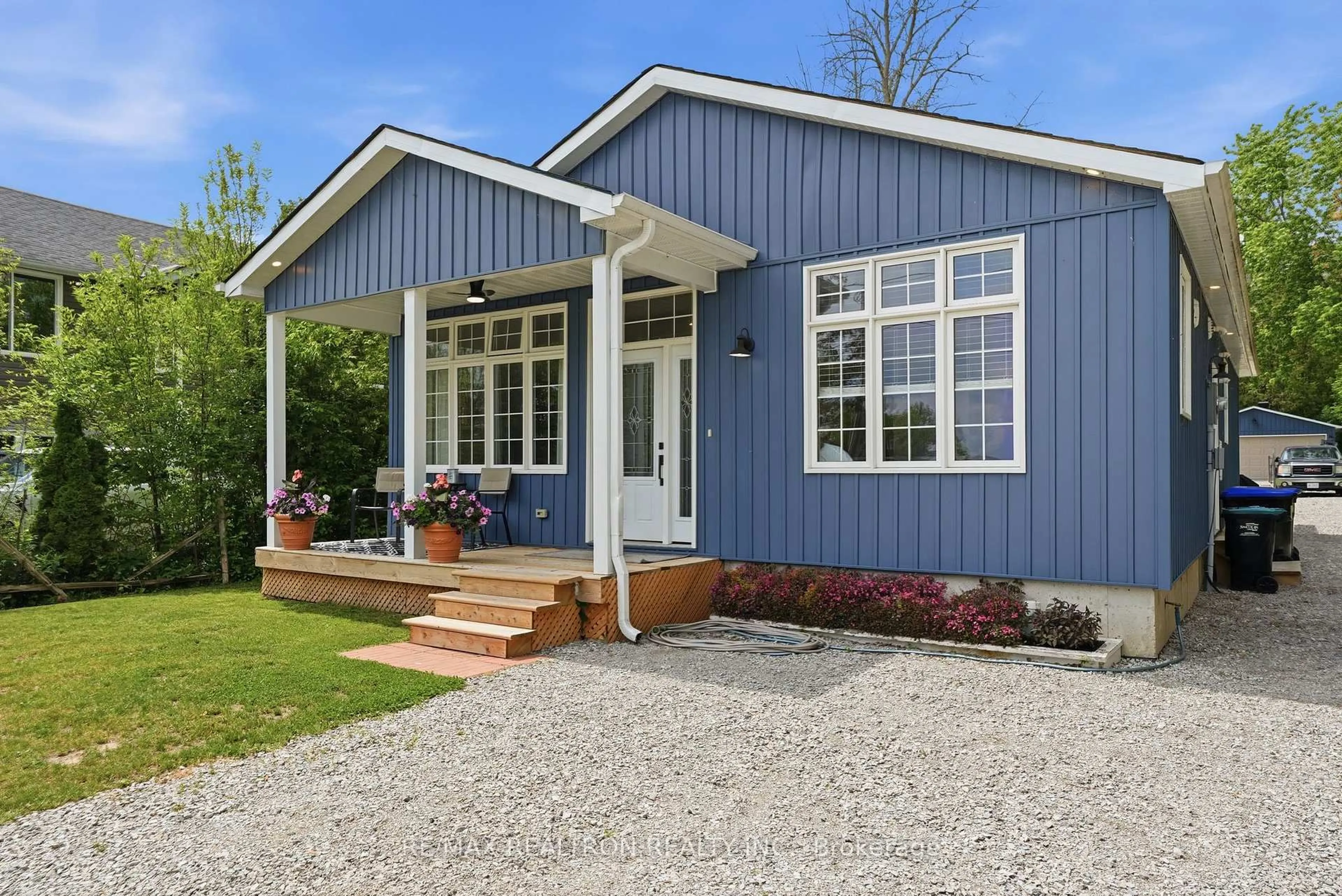 Home with vinyl exterior material, street for 1050 Wisker Ave, Innisfil Ontario L0L 1C0