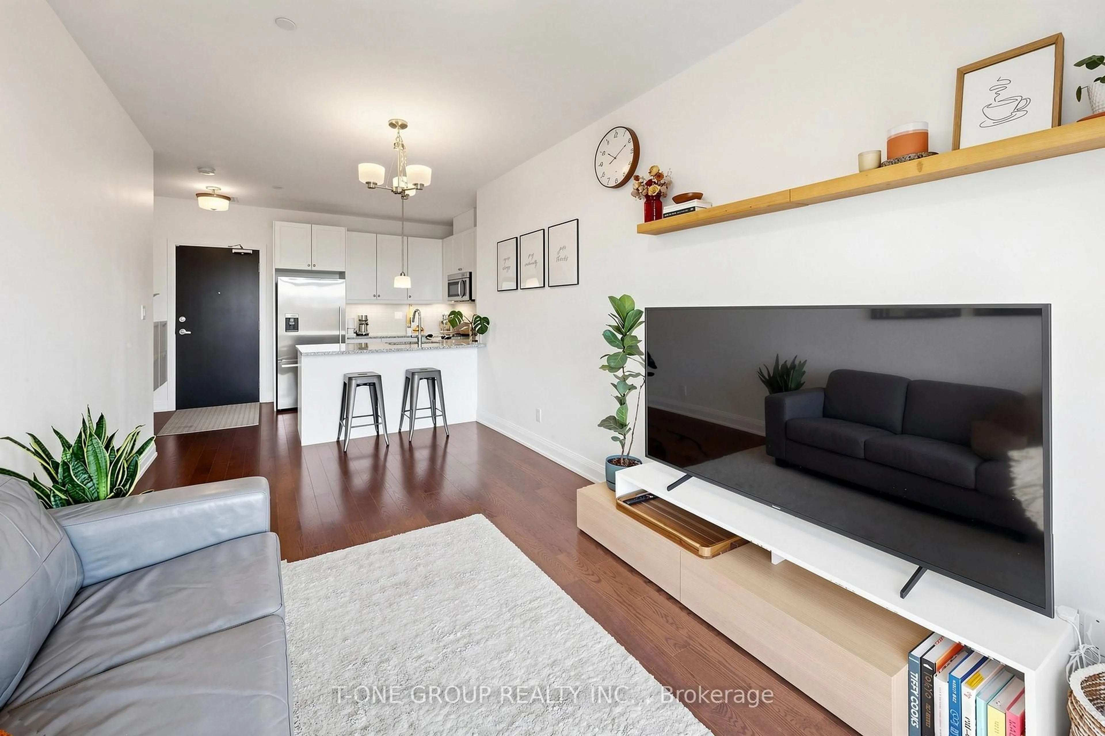 Living room with furniture, wood/laminate floor for 15277 Yonge St #602A, Aurora Ontario L4G 1N6