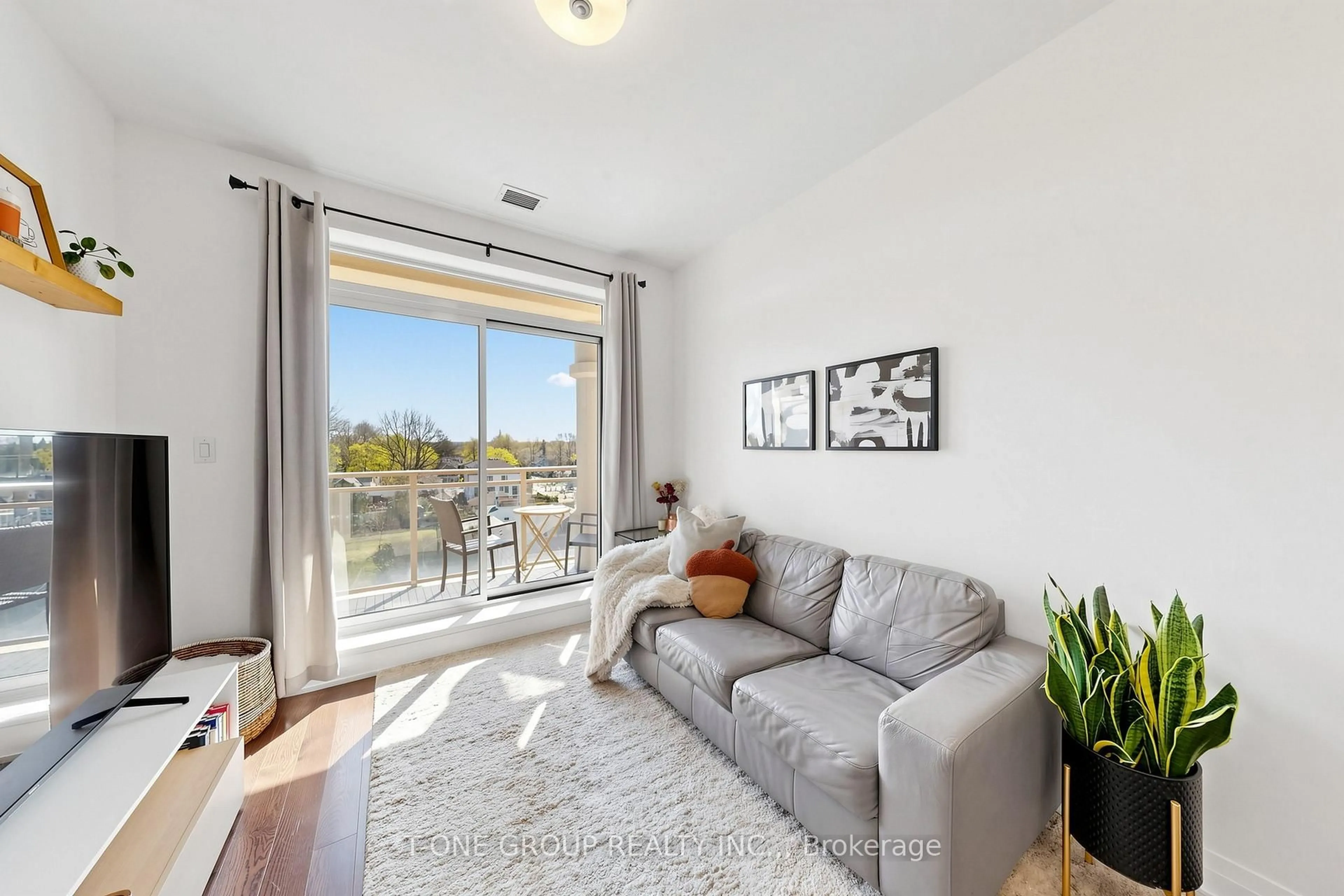 Living room with furniture, unknown for 15277 Yonge St #602A, Aurora Ontario L4G 1N6