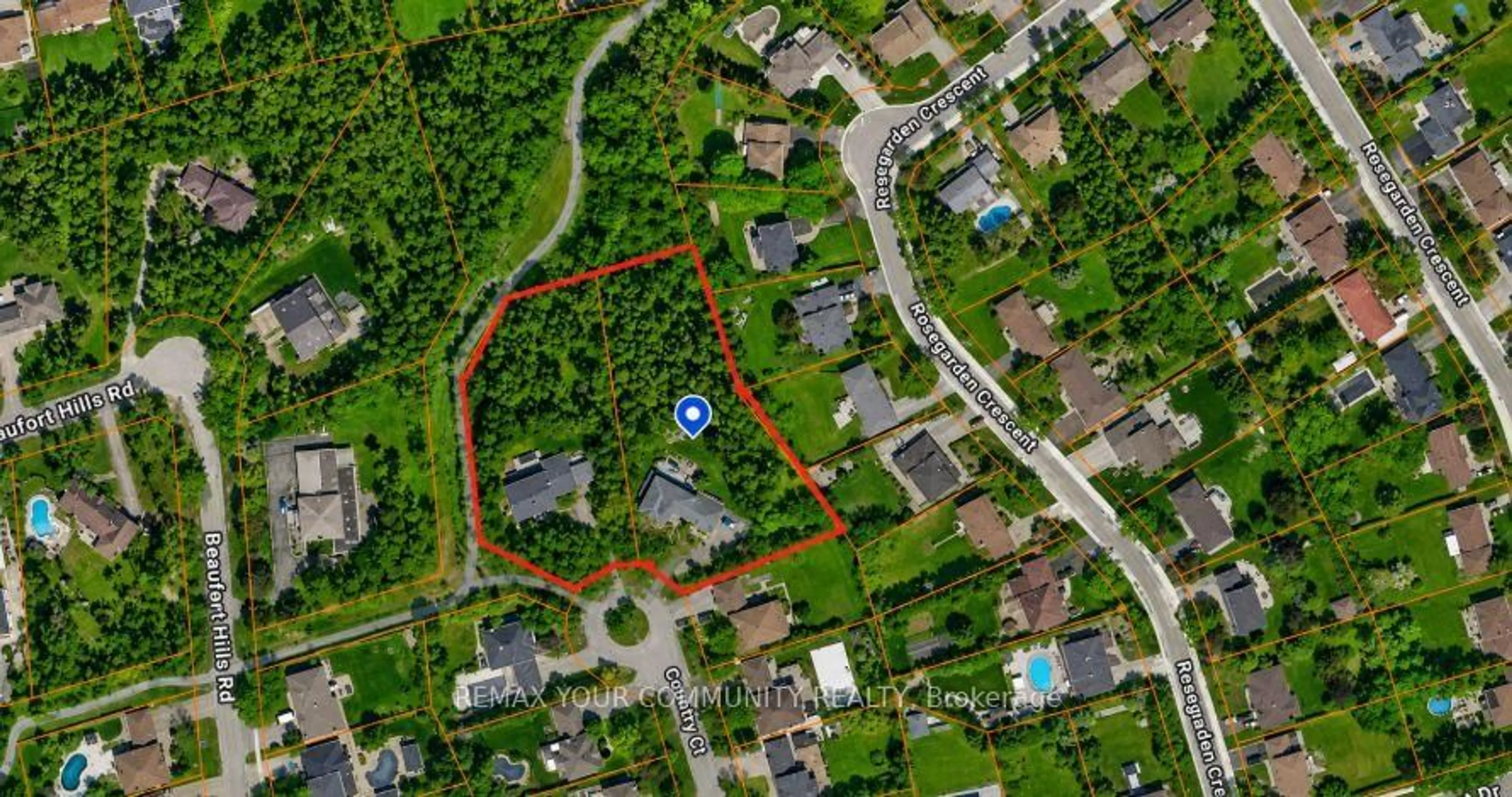 A pic from outside/outdoor area/front of a property/back of a property/a pic from drone, street for 9 Country Crt, Richmond Hill Ontario L4E 2N7