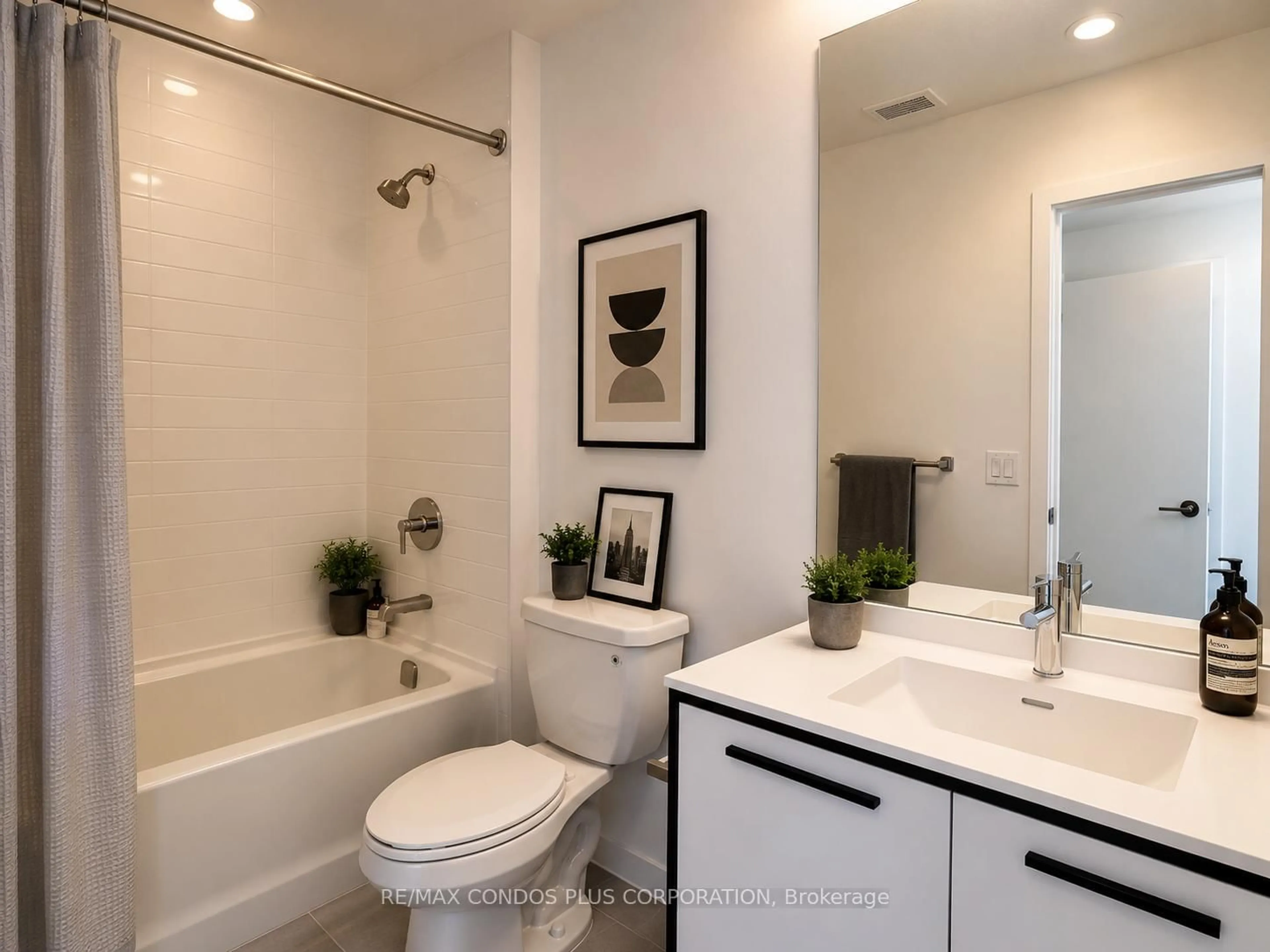 Contemporary bathroom, ceramic/tile floor for 185 Deerfield Rd #1302, Newmarket Ontario L3Y 0G7