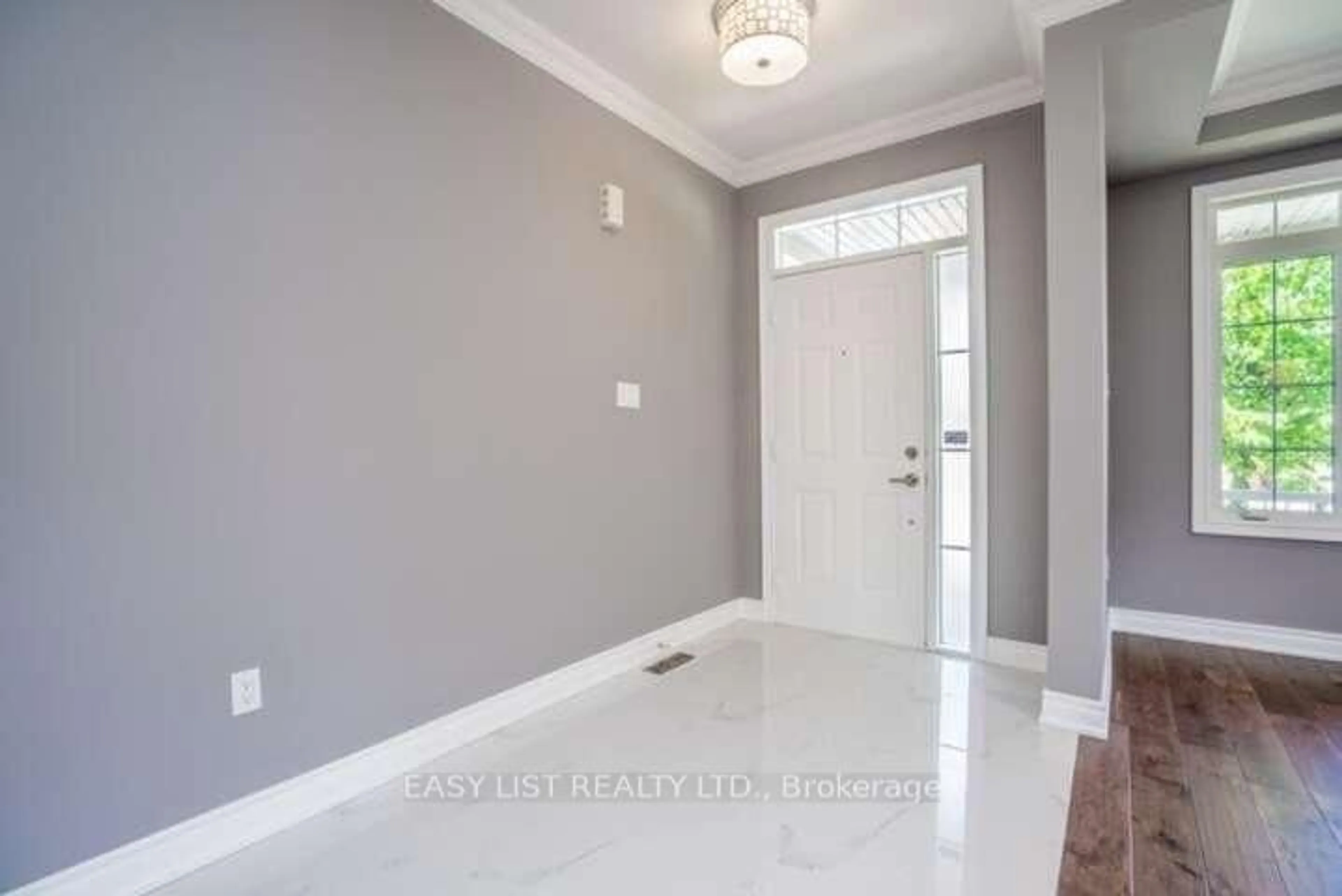 Indoor entryway for 350 Coachwhip Tr, Newmarket Ontario L3X 2R6