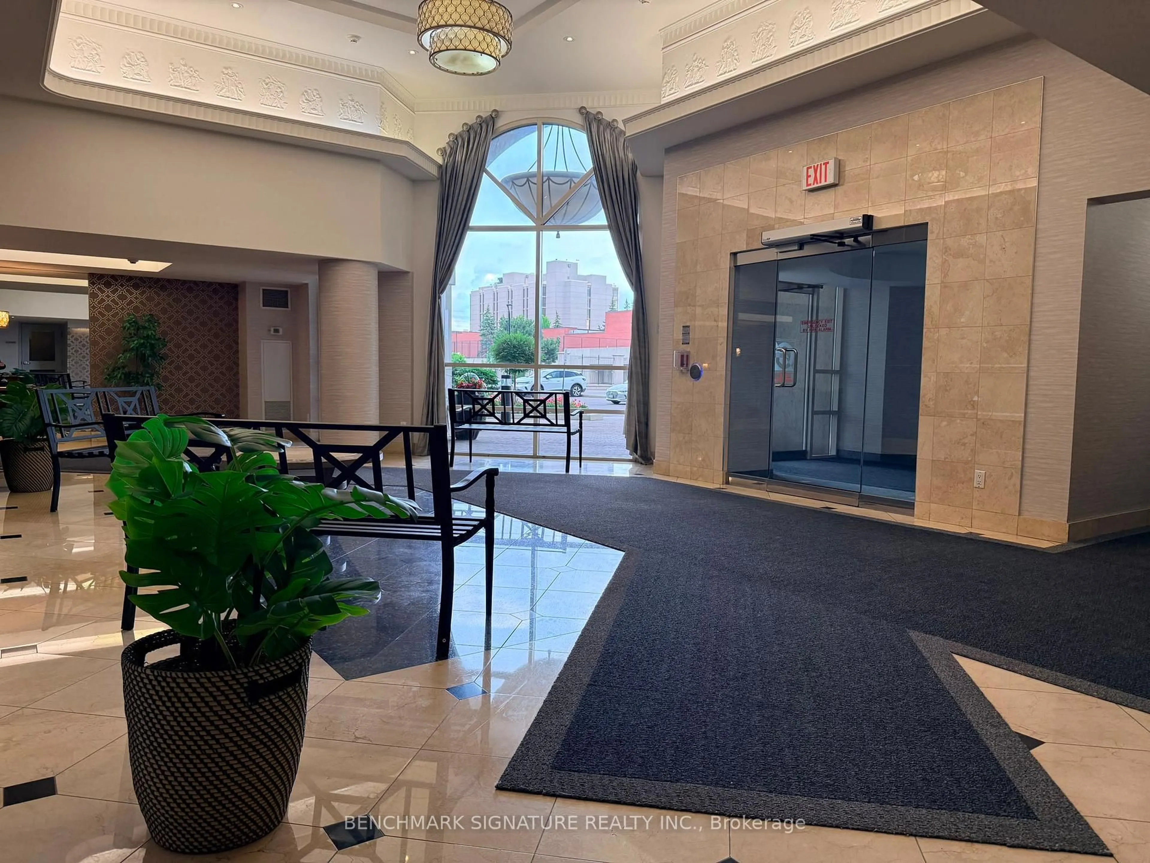 Indoor foyer for 9017 Leslie St #112, Richmond Hill Ontario L4B 4R8