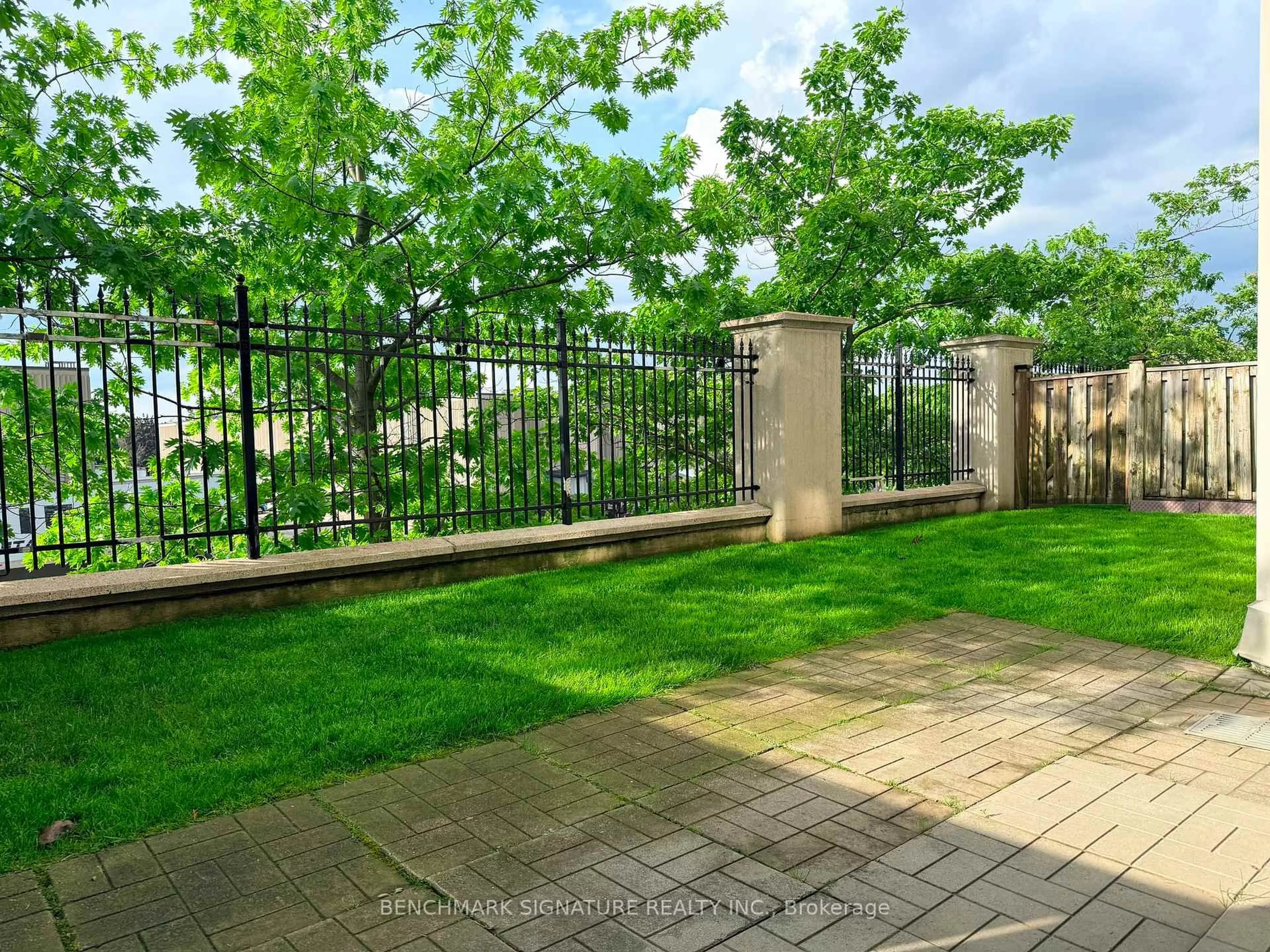 Patio, unknown for 9017 Leslie St #112, Richmond Hill Ontario L4B 4R8