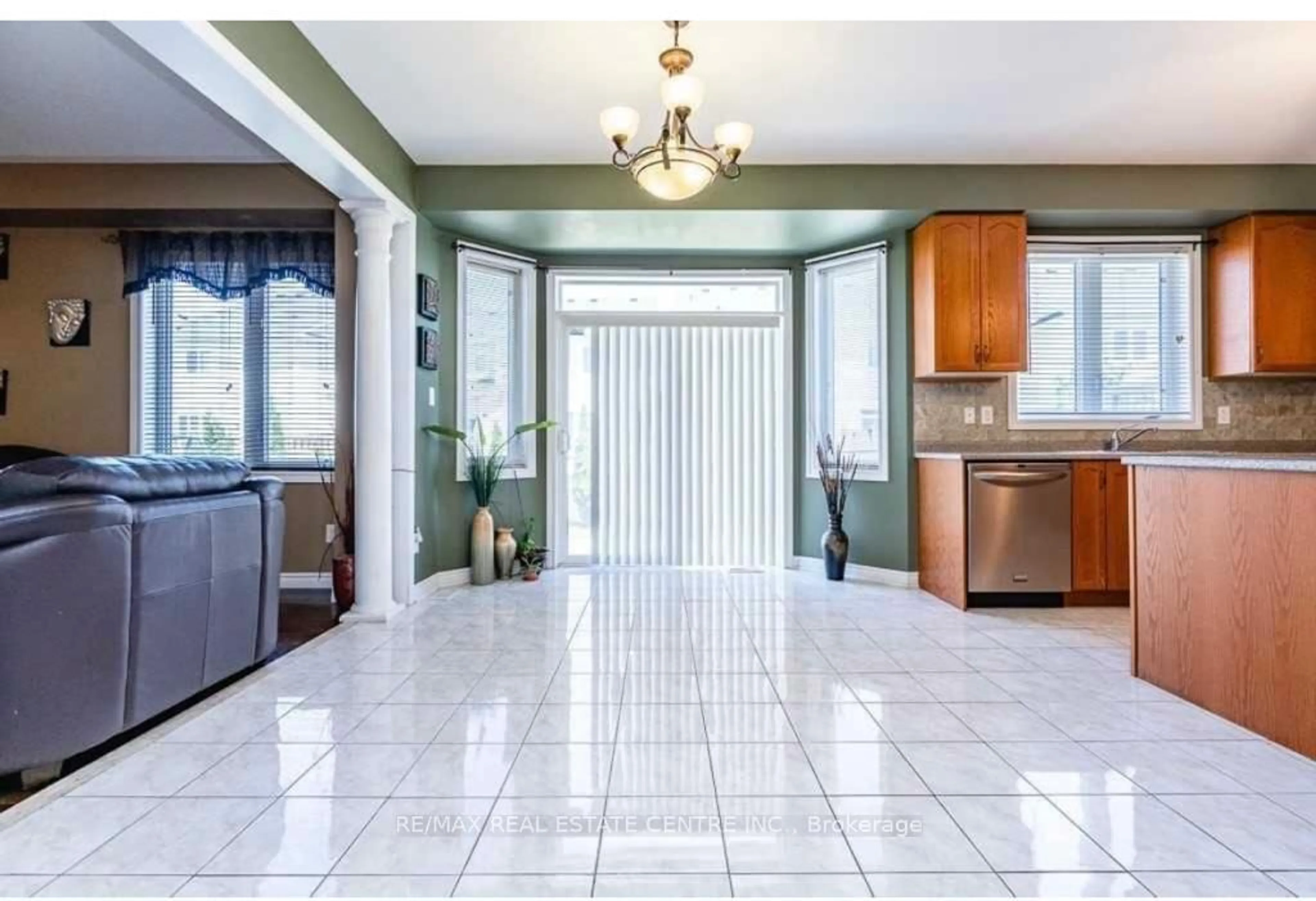 Indoor foyer for 13 Lions Crt, Essa Ontario L0M 1B5