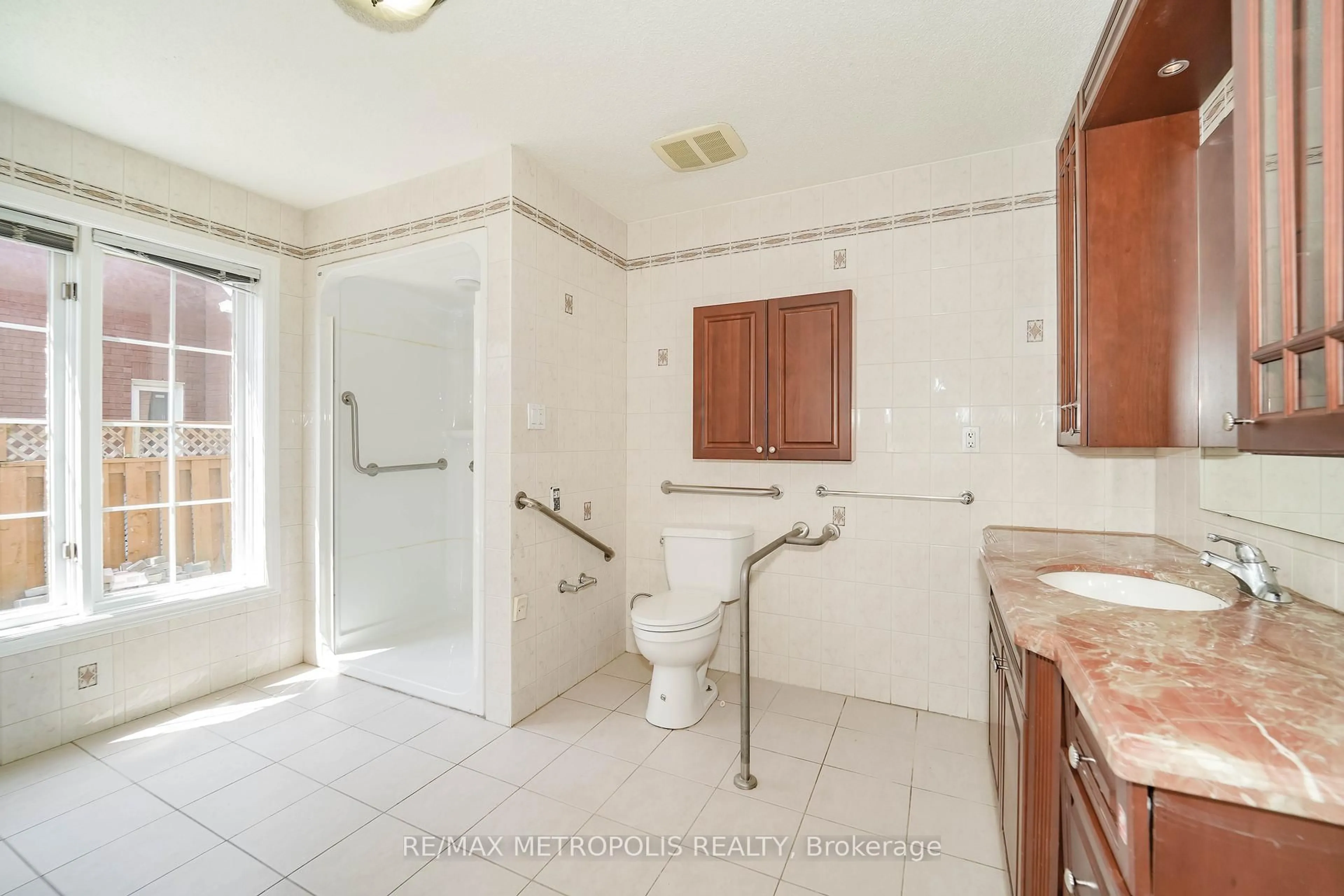 Standard bathroom, ceramic/tile floor for 2 Schooner Crt, Markham Ontario L6C 1R2