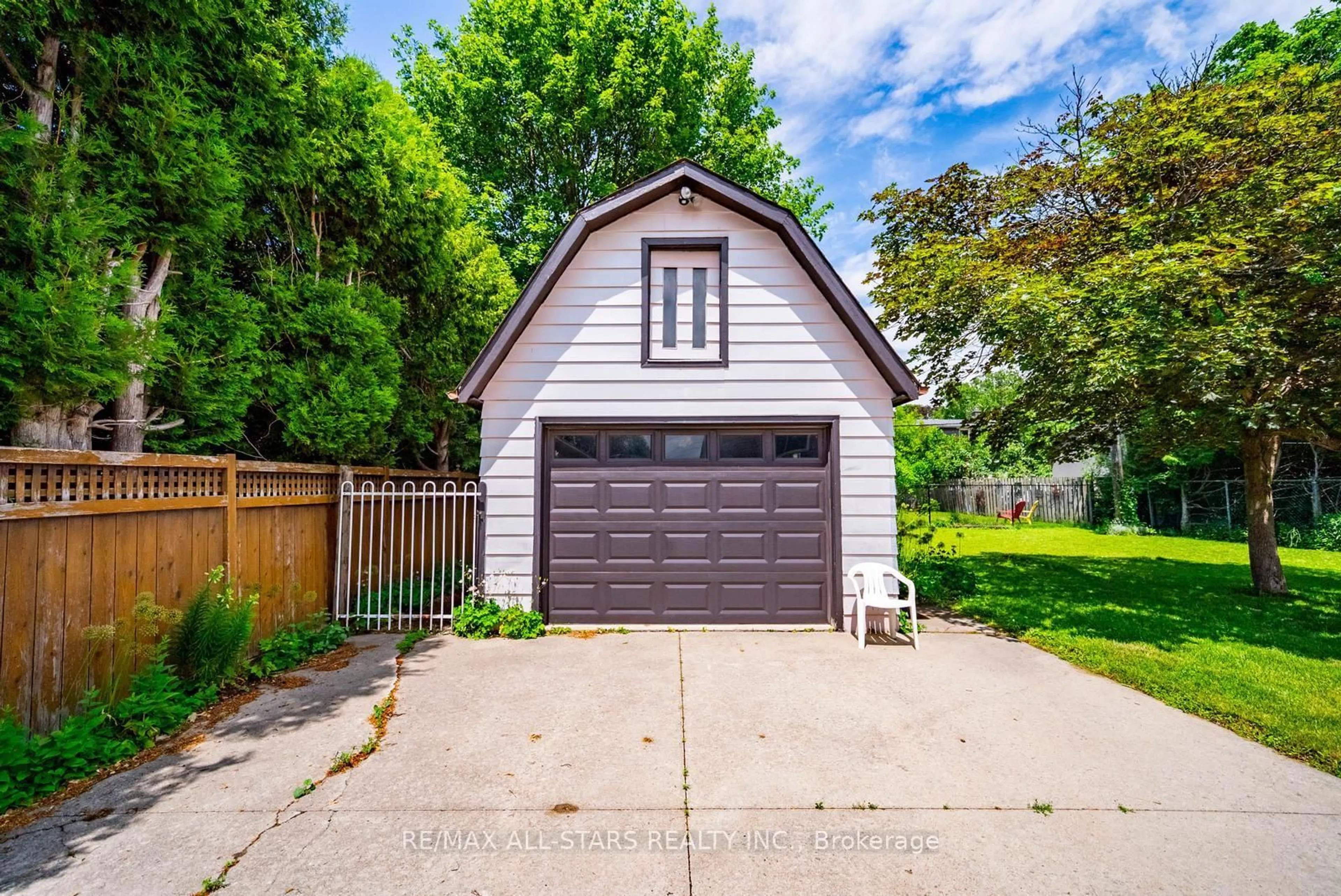Indoor garage for 427 Watson Dr, Whitchurch-Stouffville Ontario L4A 6L1