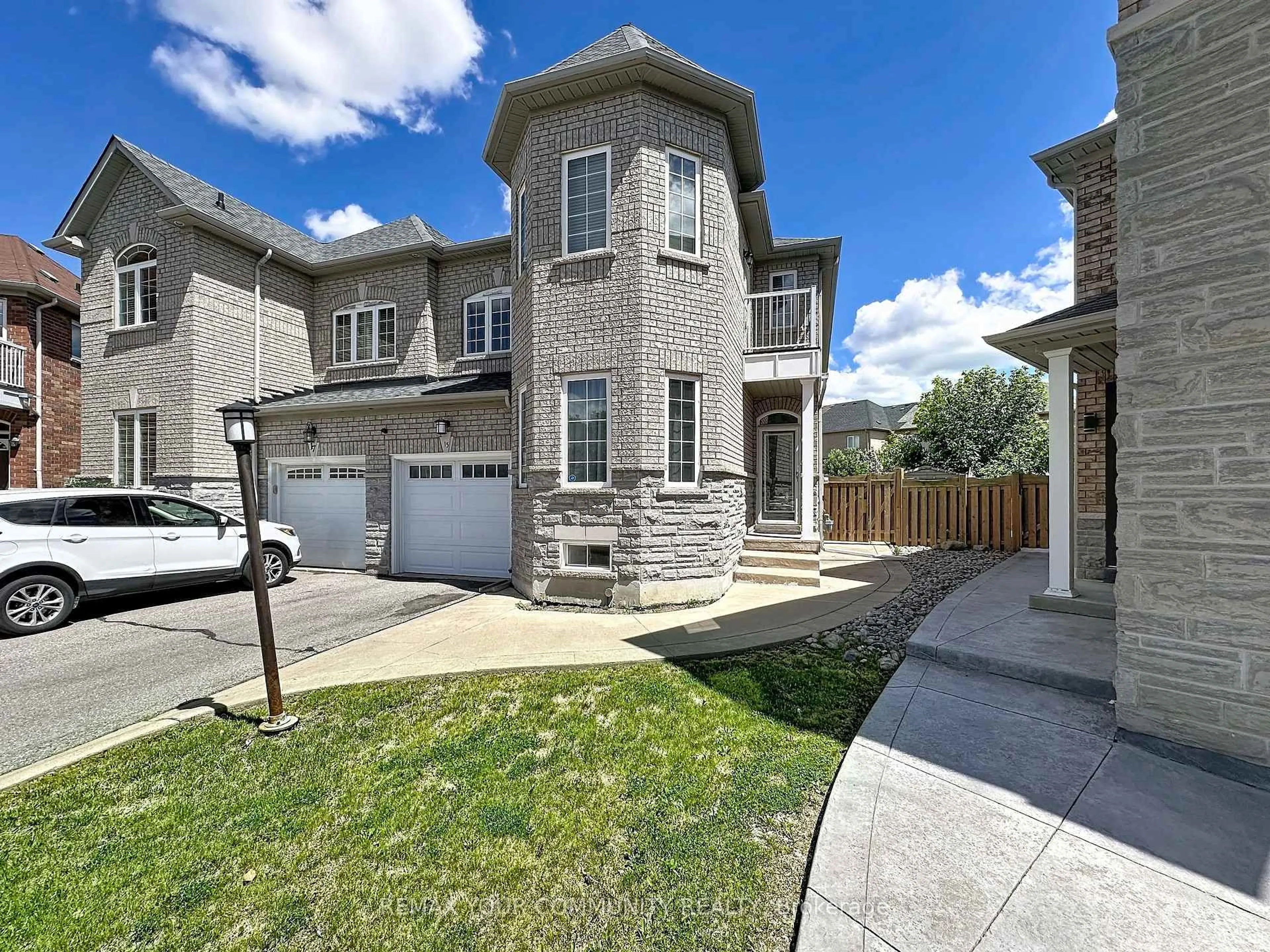 A pic from outside/outdoor area/front of a property/back of a property/a pic from drone, street for 15 Bellefontaine Crt, Vaughan Ontario L6A 4A7