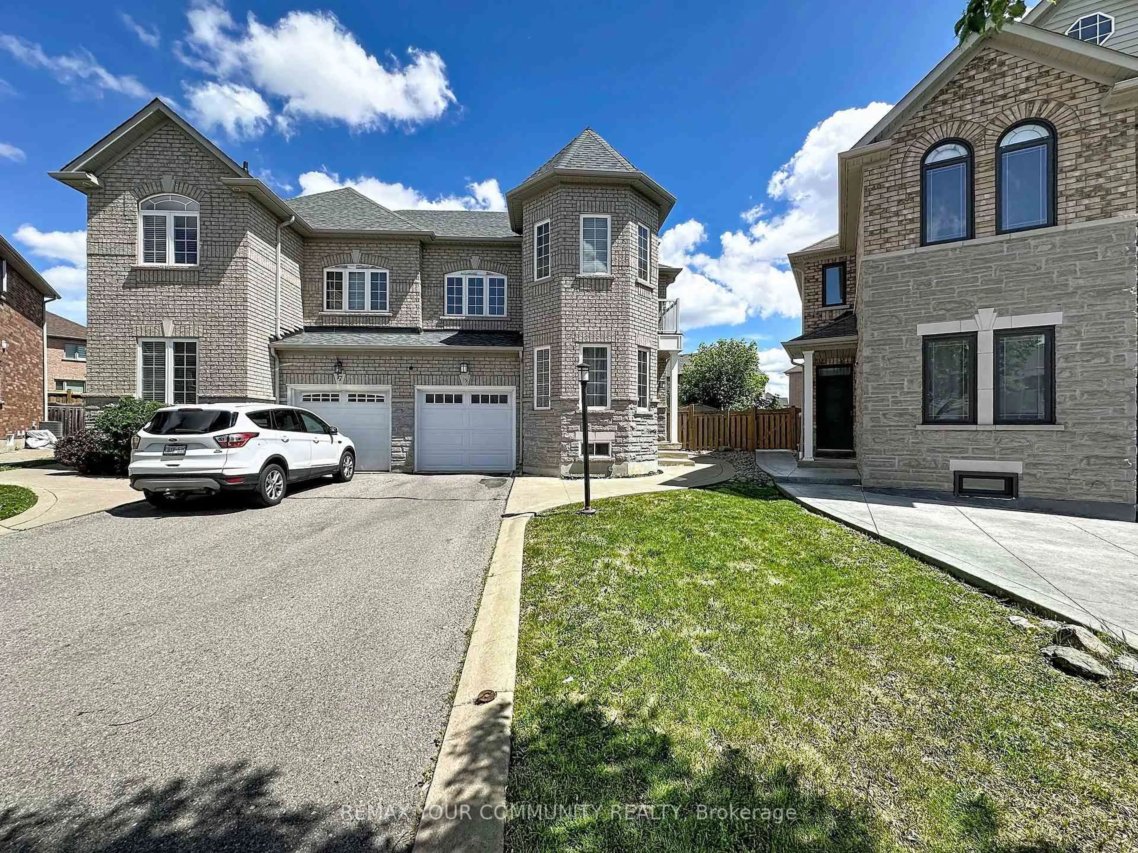 A pic from outside/outdoor area/front of a property/back of a property/a pic from drone, street for 15 Bellefontaine Crt, Vaughan Ontario L6A 4A7