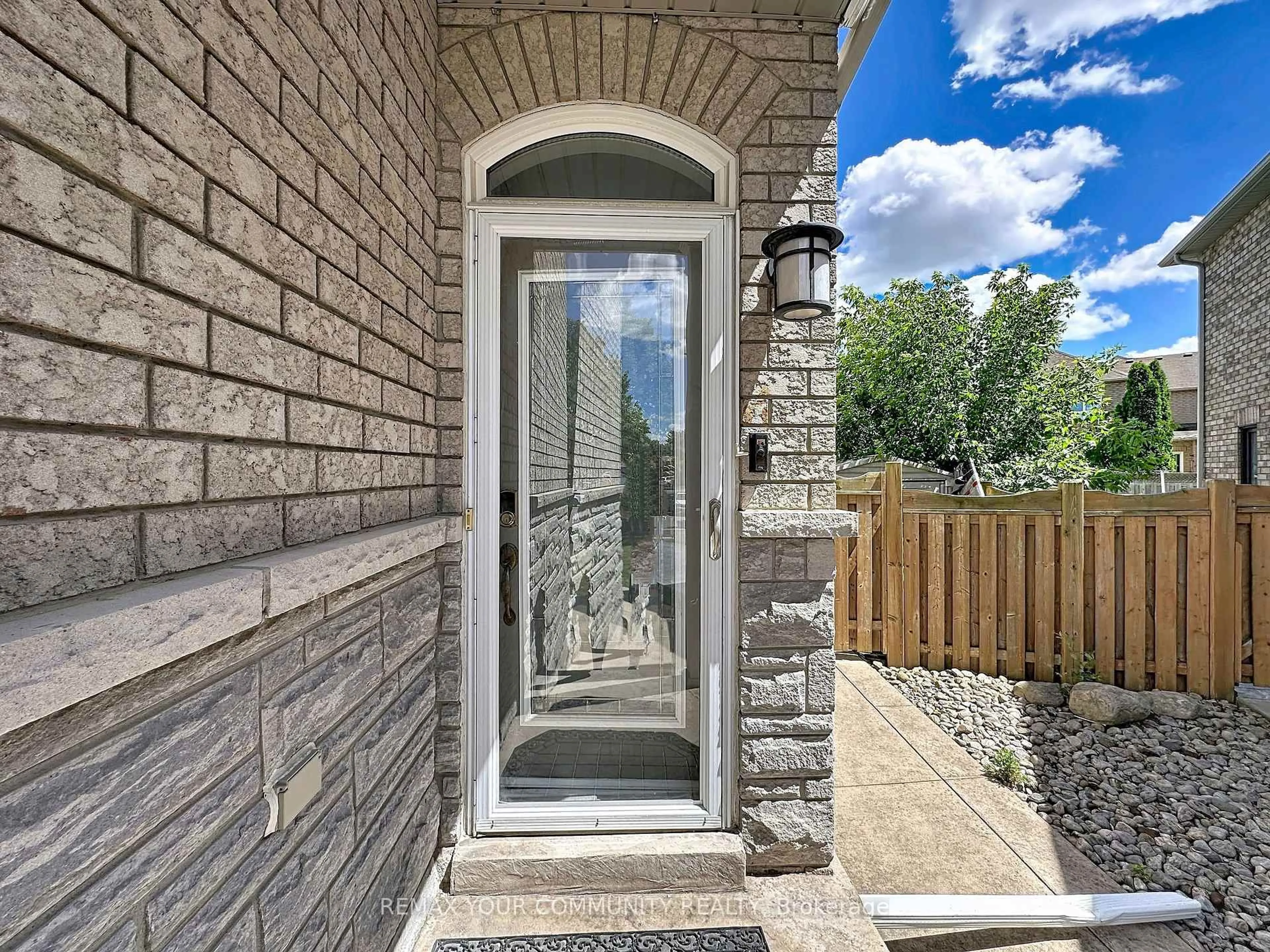 Indoor entryway for 15 Bellefontaine Crt, Vaughan Ontario L6A 4A7