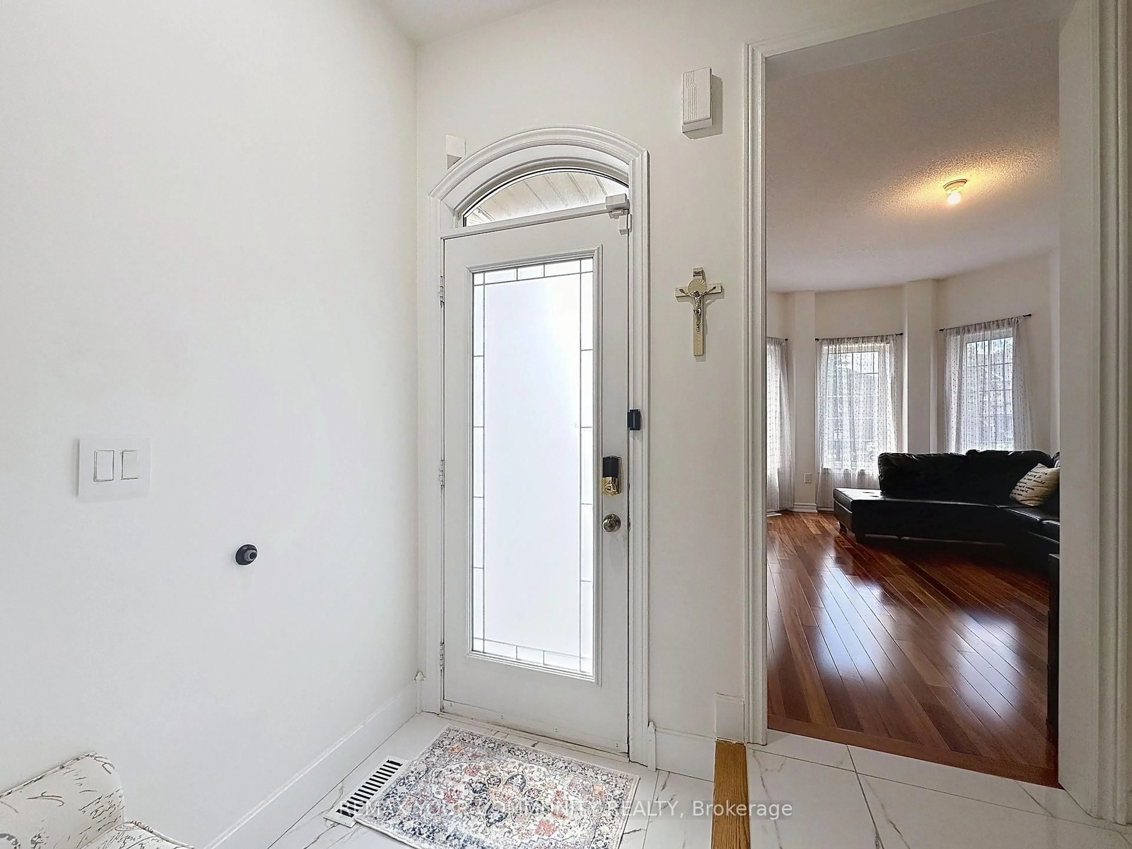 Indoor entryway for 15 Bellefontaine Crt, Vaughan Ontario L6A 4A7