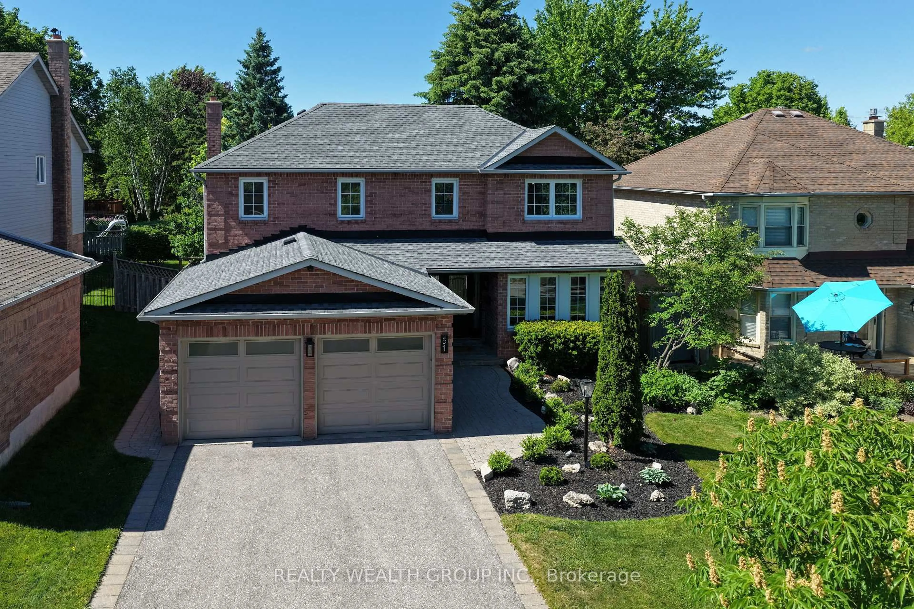 A pic from outside/outdoor area/front of a property/back of a property/a pic from drone, street for 51 Haskell Cres, Aurora Ontario L4G 5T4