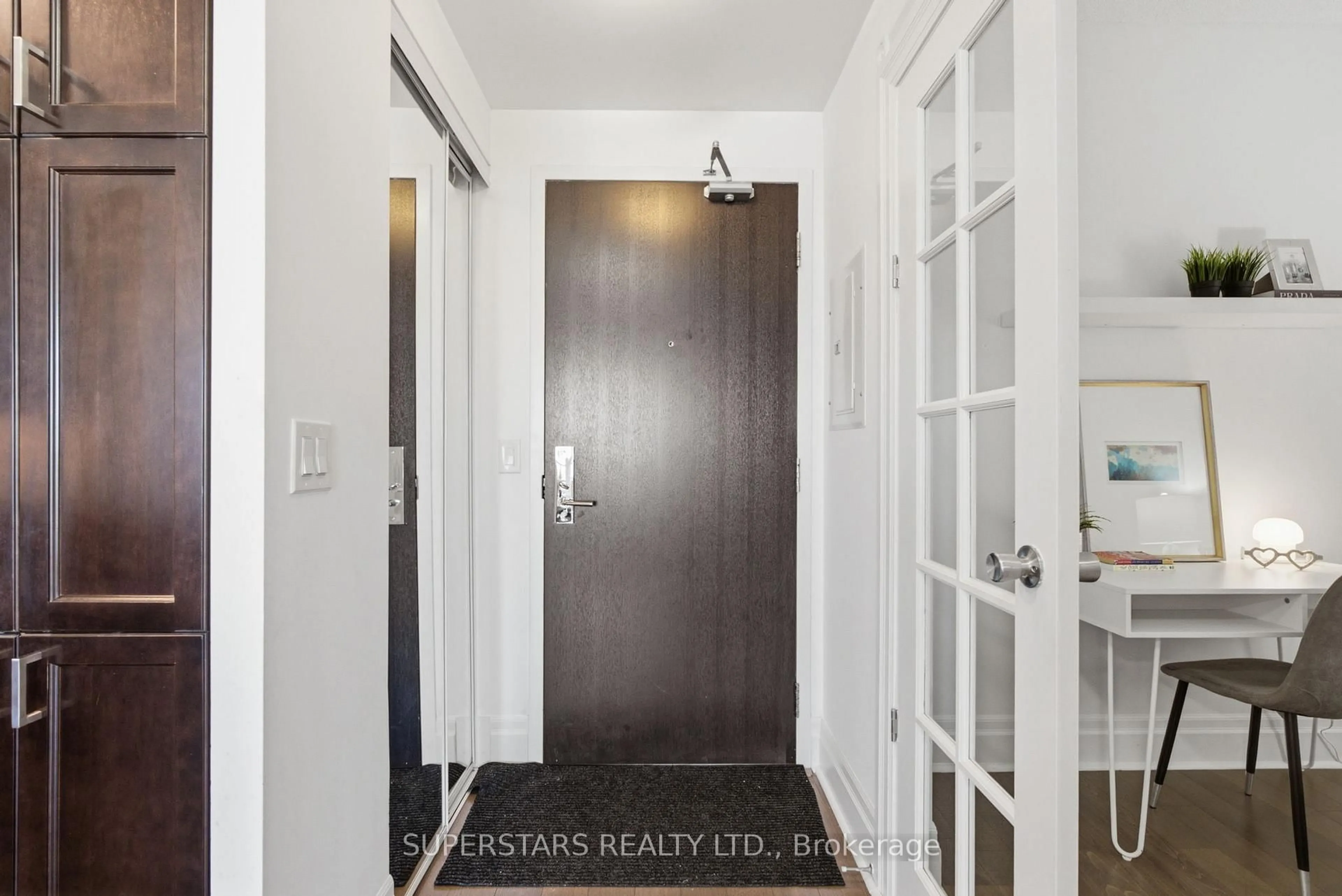 Indoor entryway for 151 Upper Duke Cres #305, Markham Ontario L6G 0E1