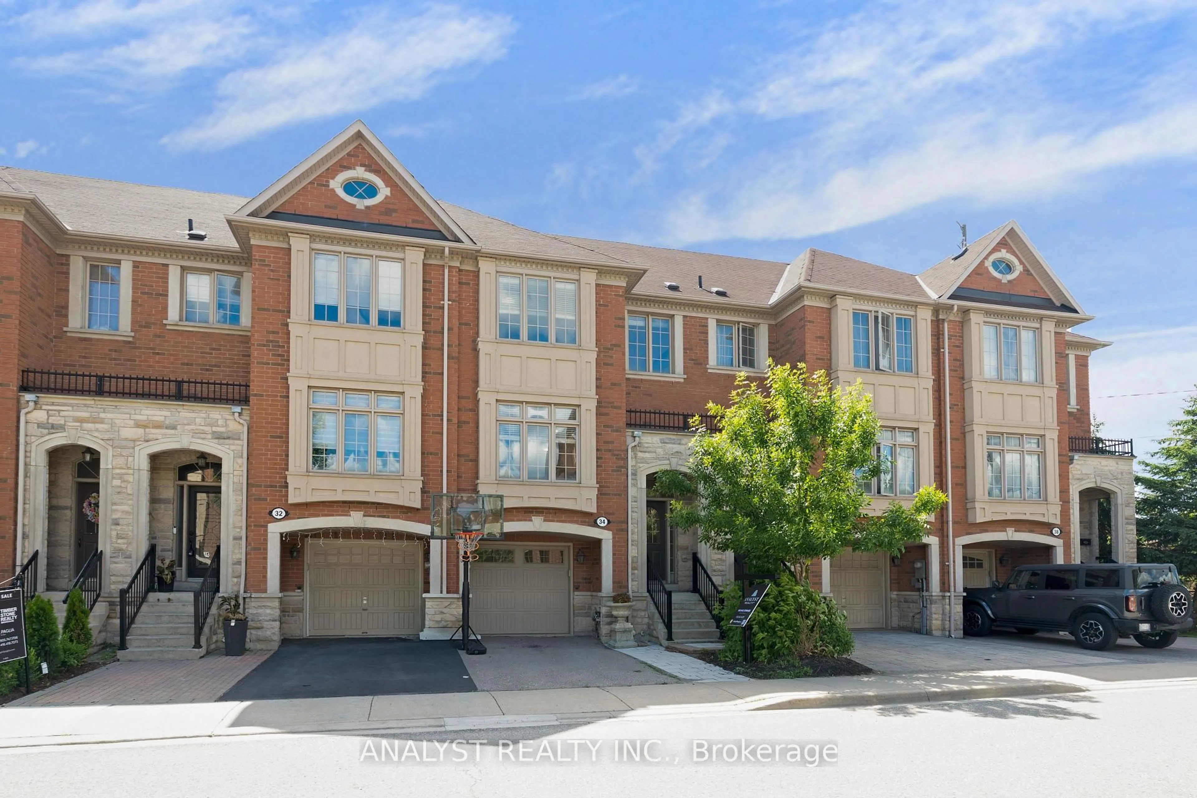 A pic from outside/outdoor area/front of a property/back of a property/a pic from drone, street for 34 George Bogg Rd, Vaughan Ontario L4L 0A3