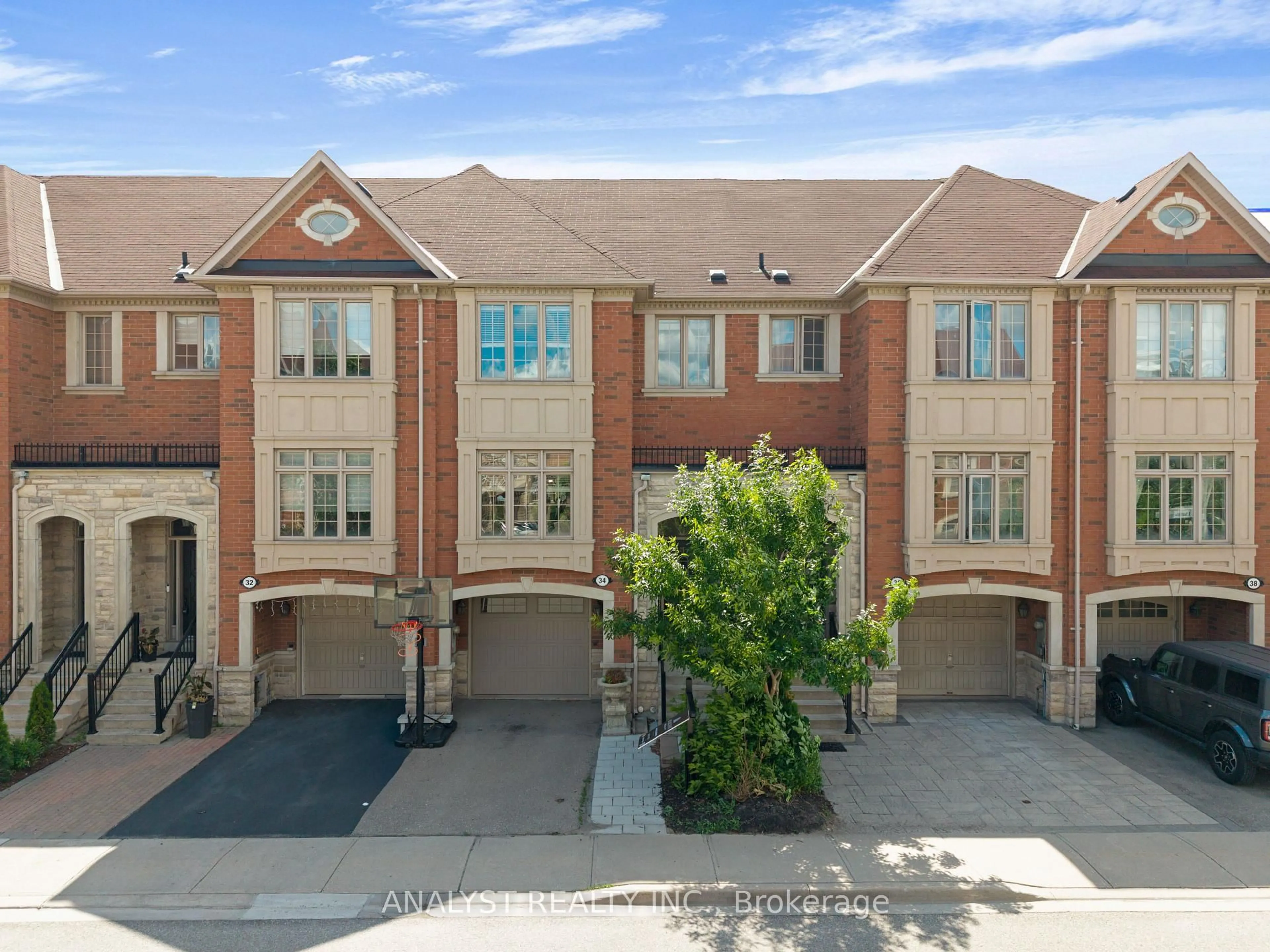 A pic from outside/outdoor area/front of a property/back of a property/a pic from drone, street for 34 George Bogg Rd, Vaughan Ontario L4L 0A3