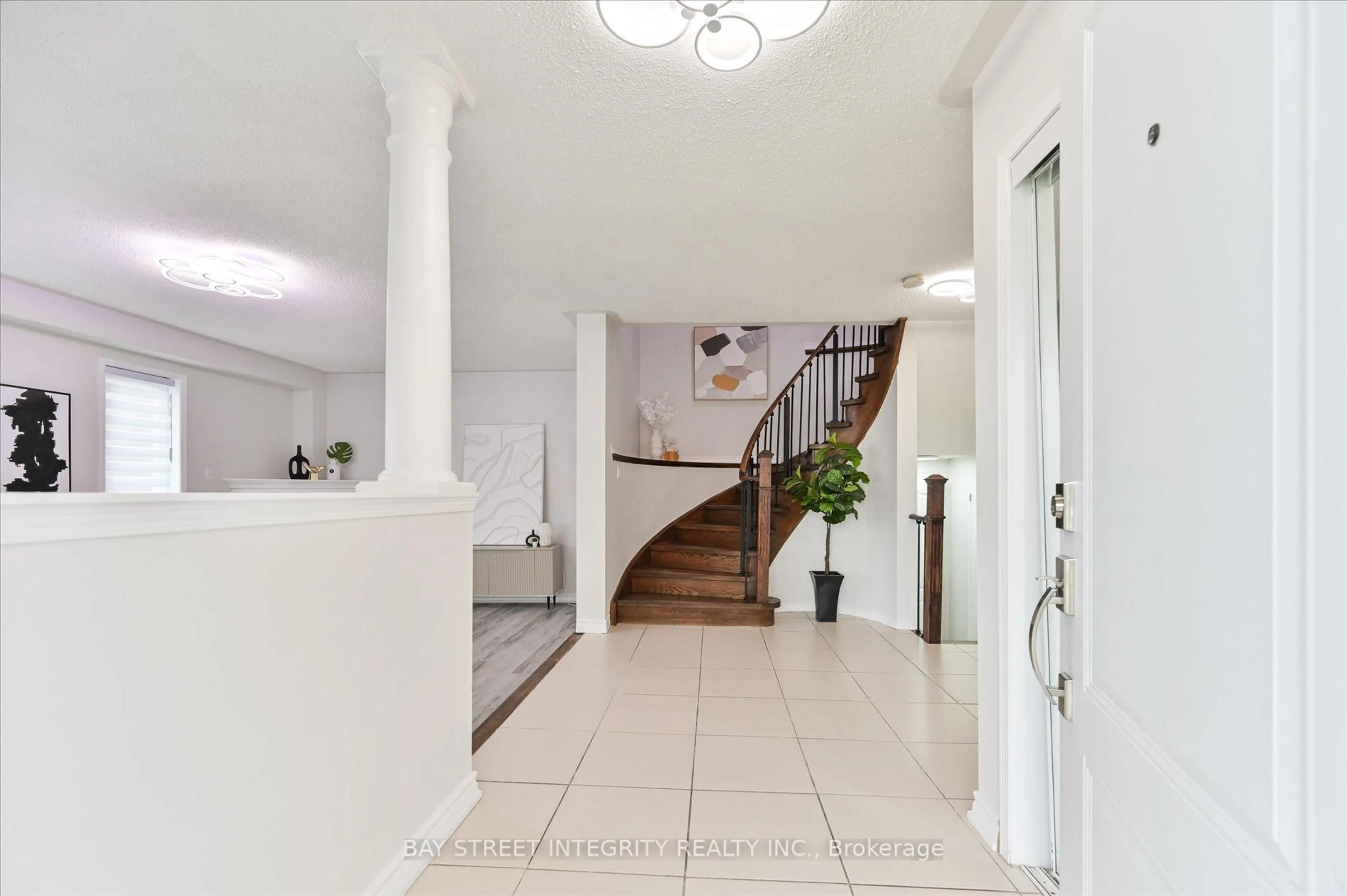 Indoor foyer for 9096 Dufferin St, Vaughan Ontario L4K 5M3