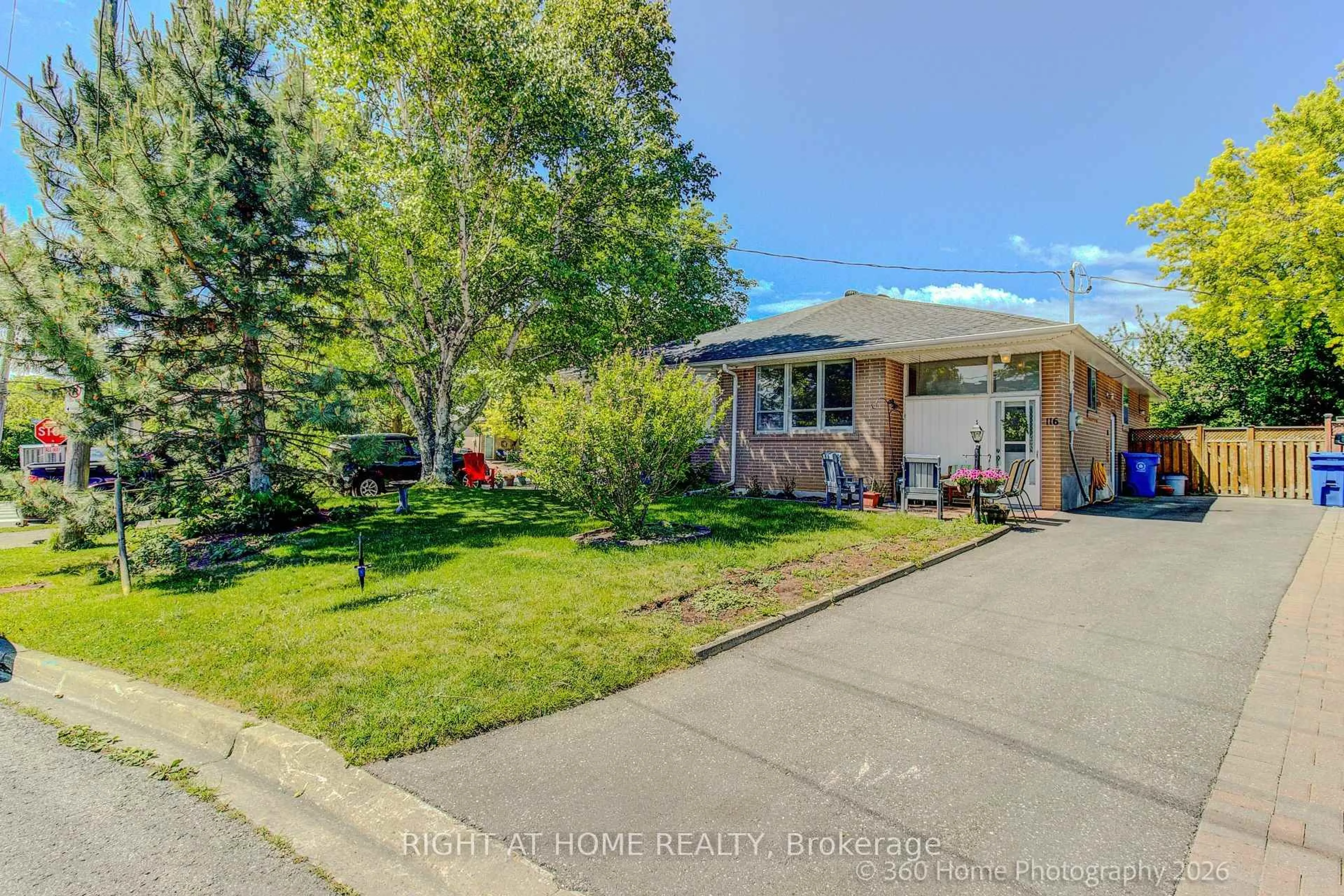 A pic from outside/outdoor area/front of a property/back of a property/a pic from drone, street for 116 Longford Dr, Newmarket Ontario L3Y 2Y5