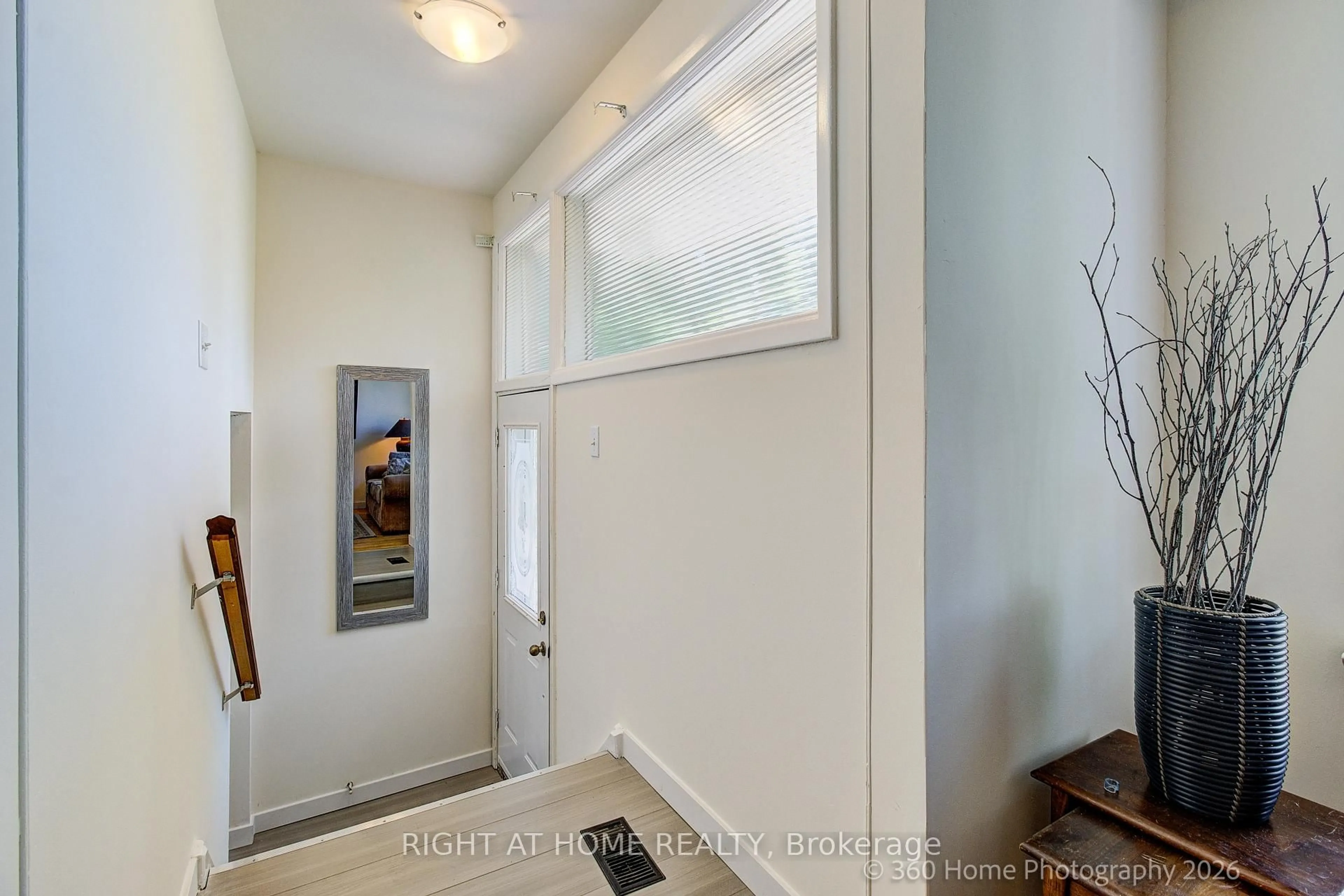 Indoor entryway for 116 Longford Dr, Newmarket Ontario L3Y 2Y5