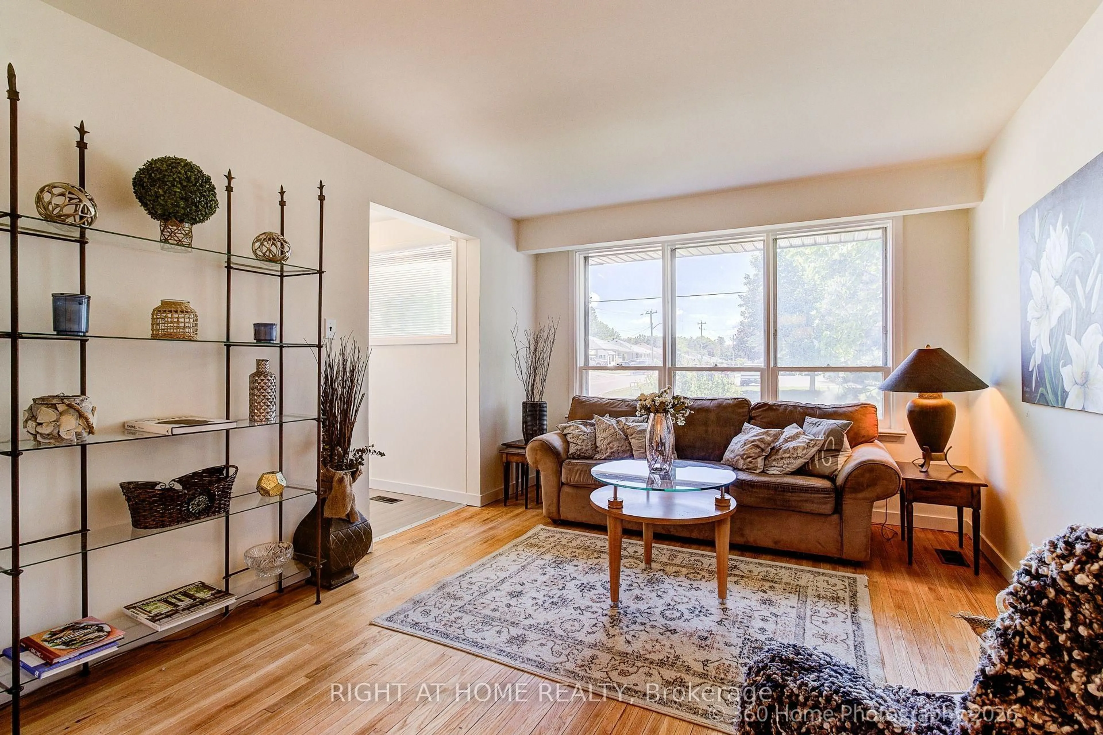 Living room with furniture, wood/laminate floor for 116 Longford Dr, Newmarket Ontario L3Y 2Y5