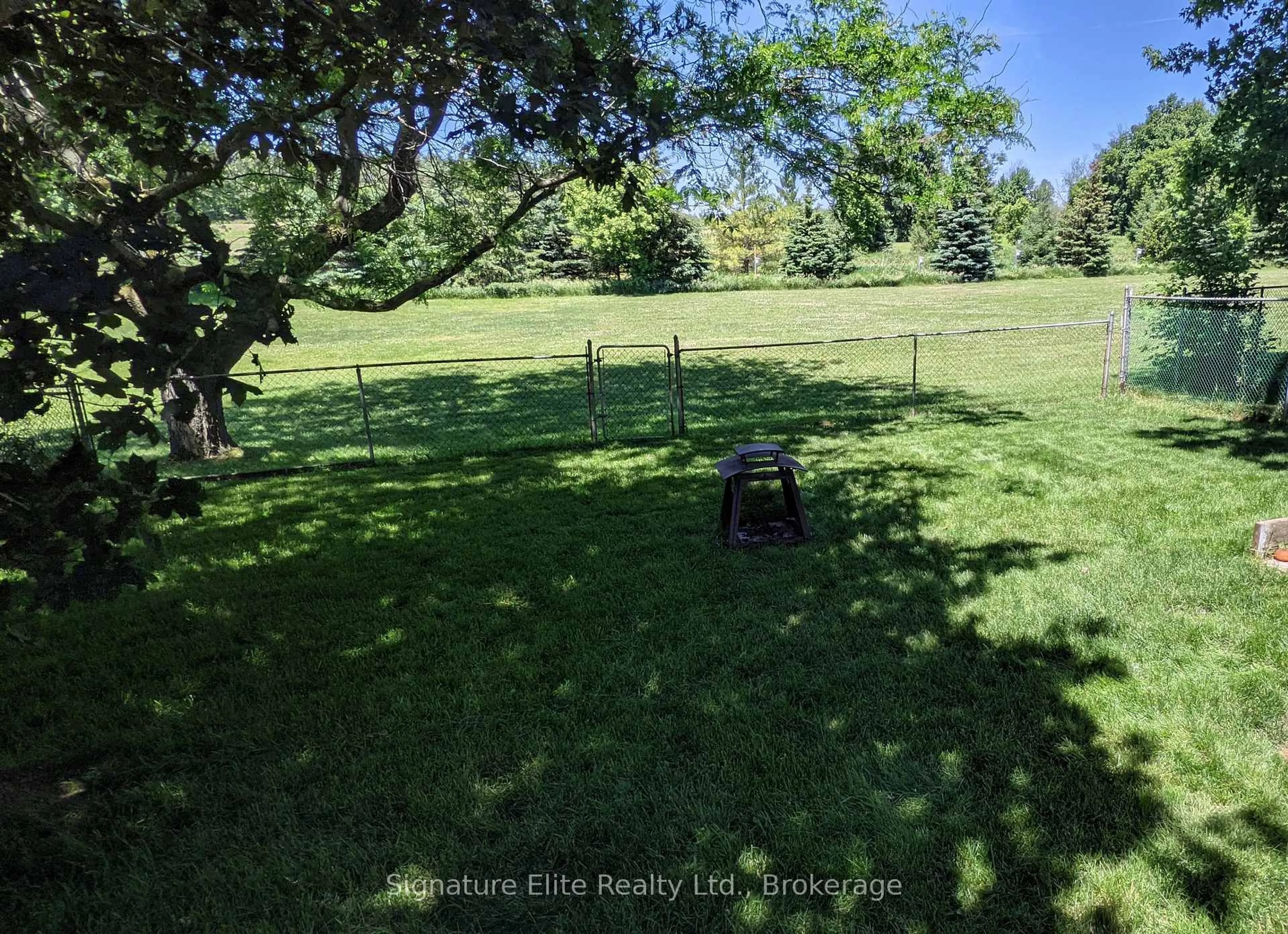 A pic from outside/outdoor area/front of a property/back of a property/a pic from drone, forest/trees view for 40 Smyth Cres, New Tecumseth Ontario L0G 1A0