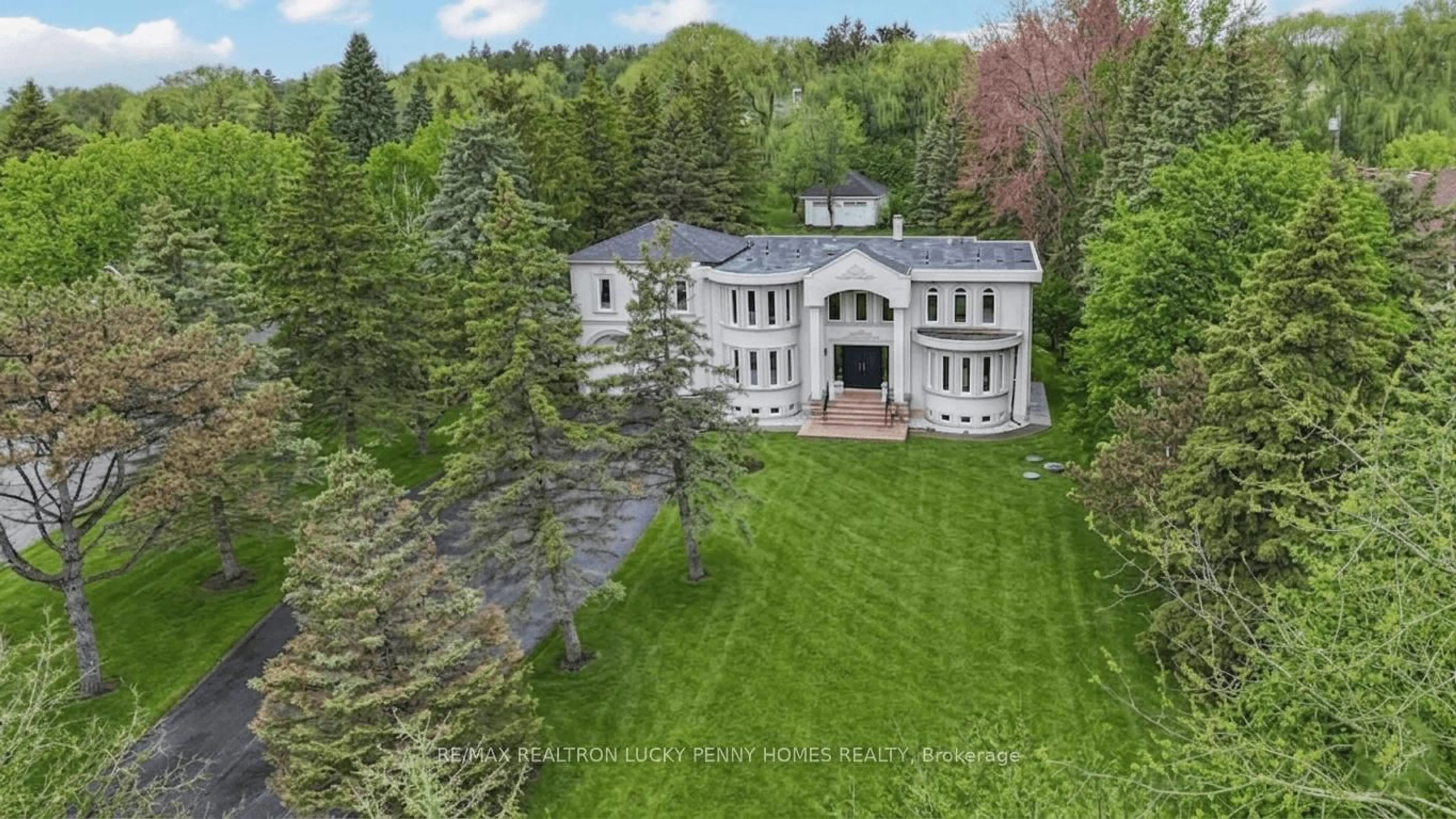A pic from outside/outdoor area/front of a property/back of a property/a pic from drone, unknown for 35 Cachet Pkwy, Markham Ontario L6C 1C5