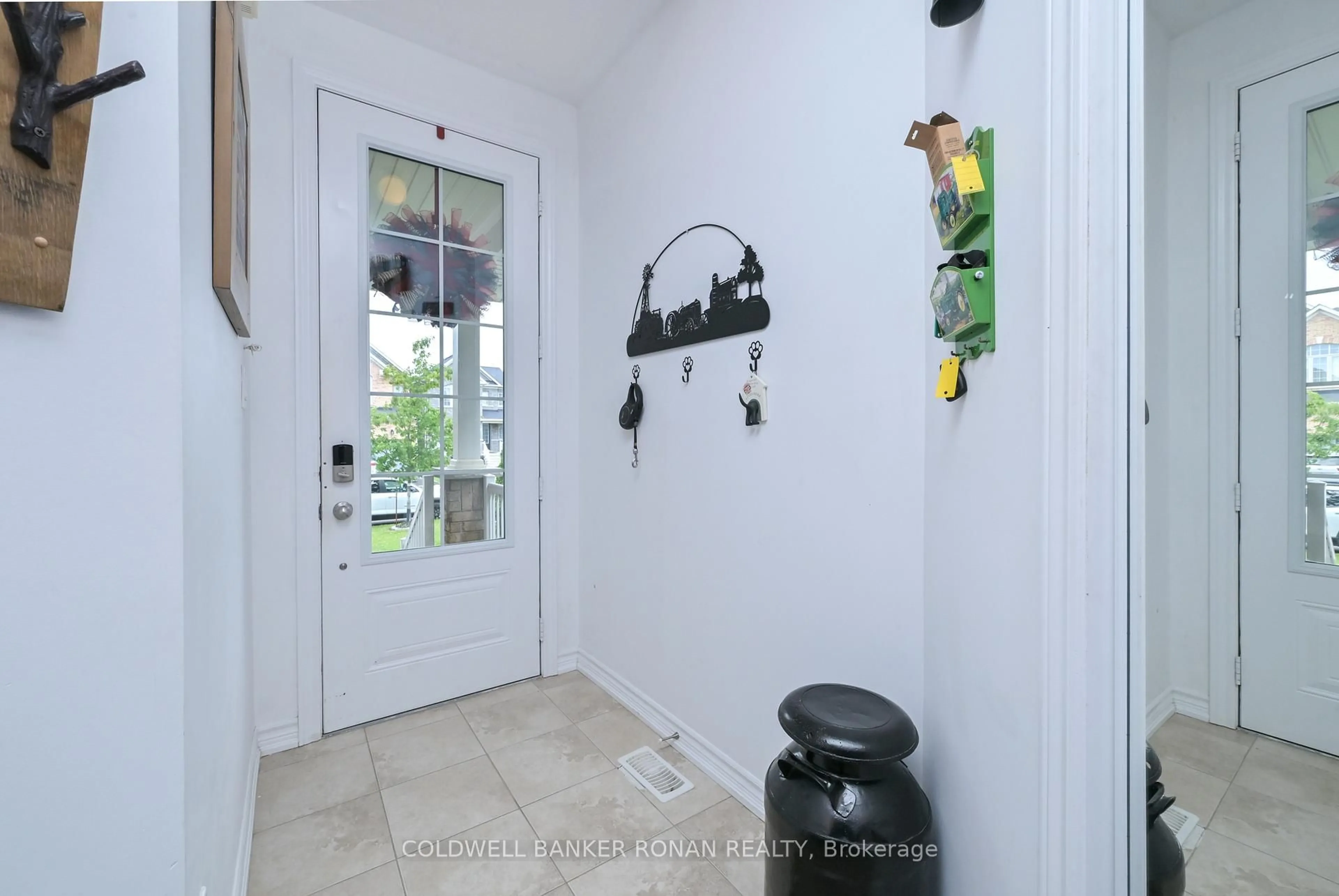Indoor entryway for 73 Wagner Cres, Essa Ontario L0M 1B6