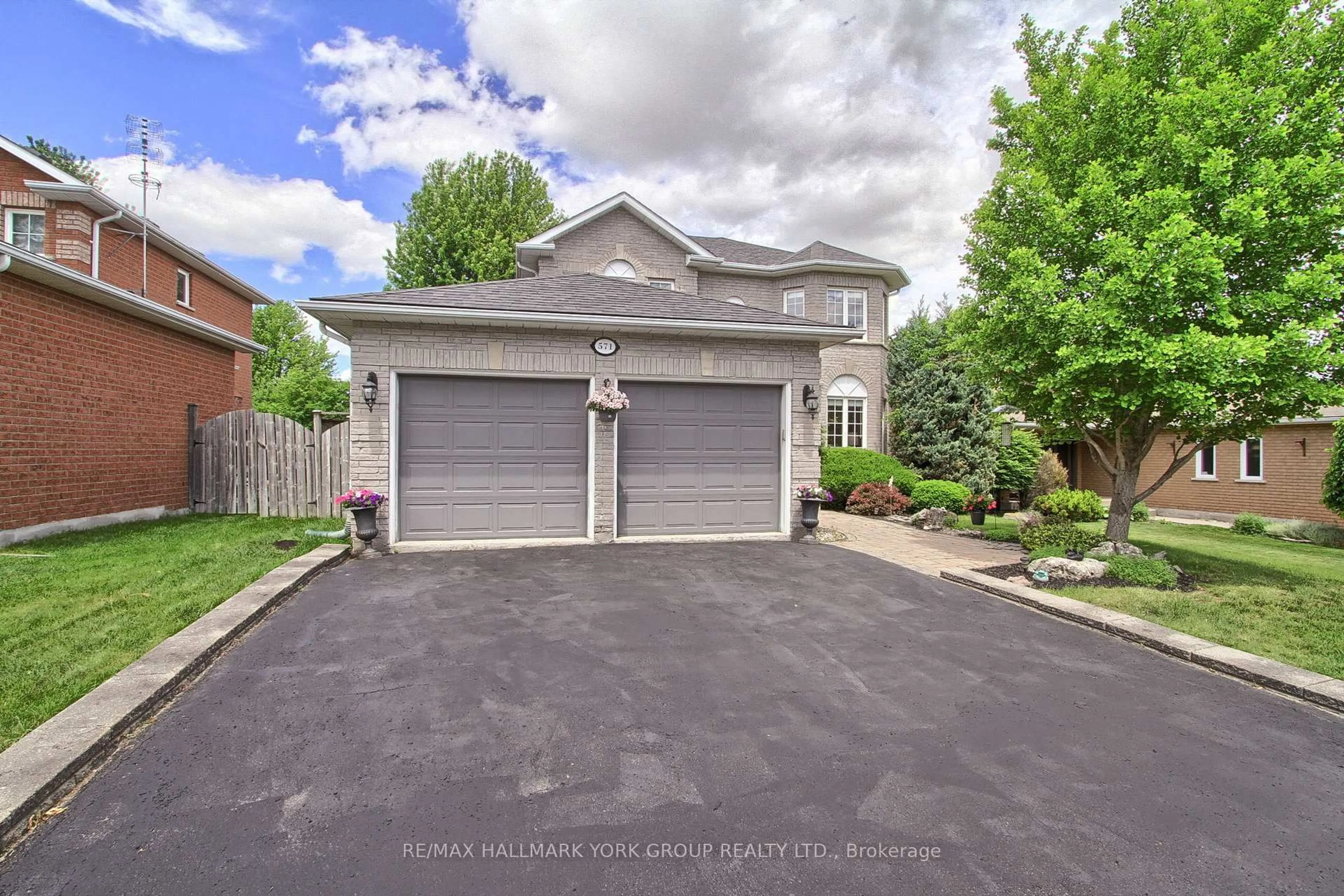 A pic from outside/outdoor area/front of a property/back of a property/a pic from drone, street for 571 Goodyear Cres, Newmarket Ontario L3Y 8L2