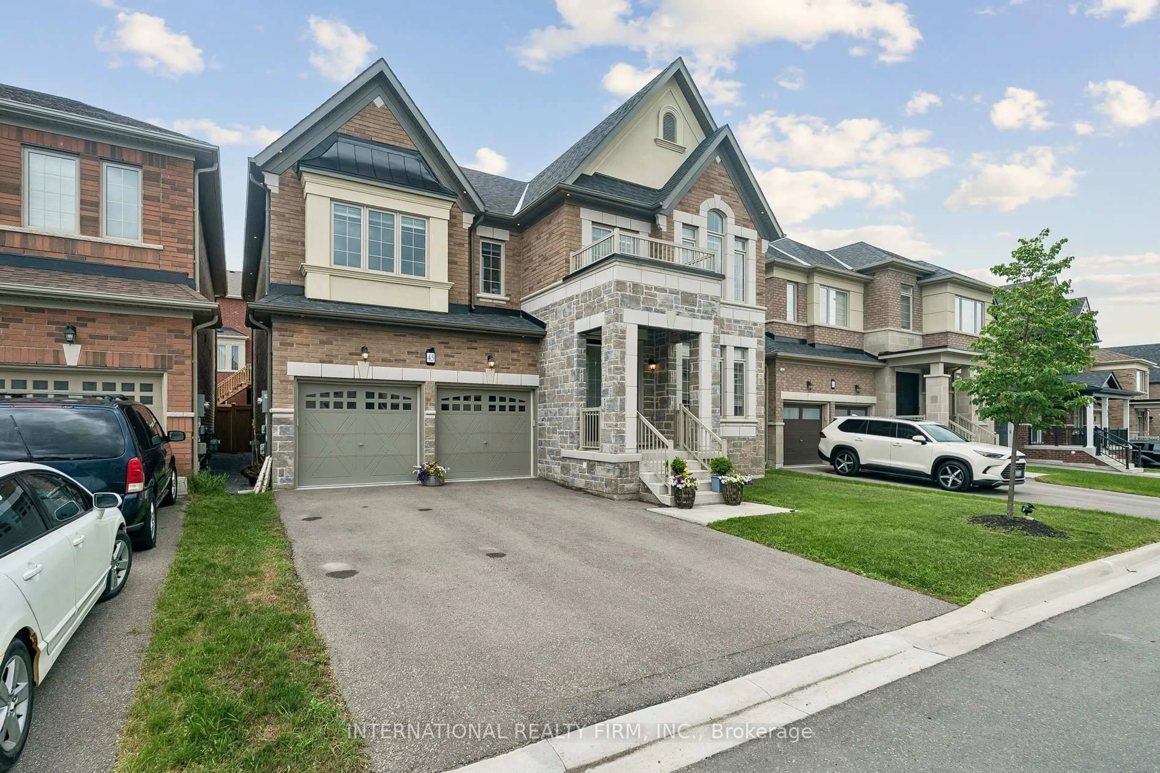 Home with brick exterior material, street for 45 Watershed Gate, East Gwillimbury Ontario L9N 0Y6