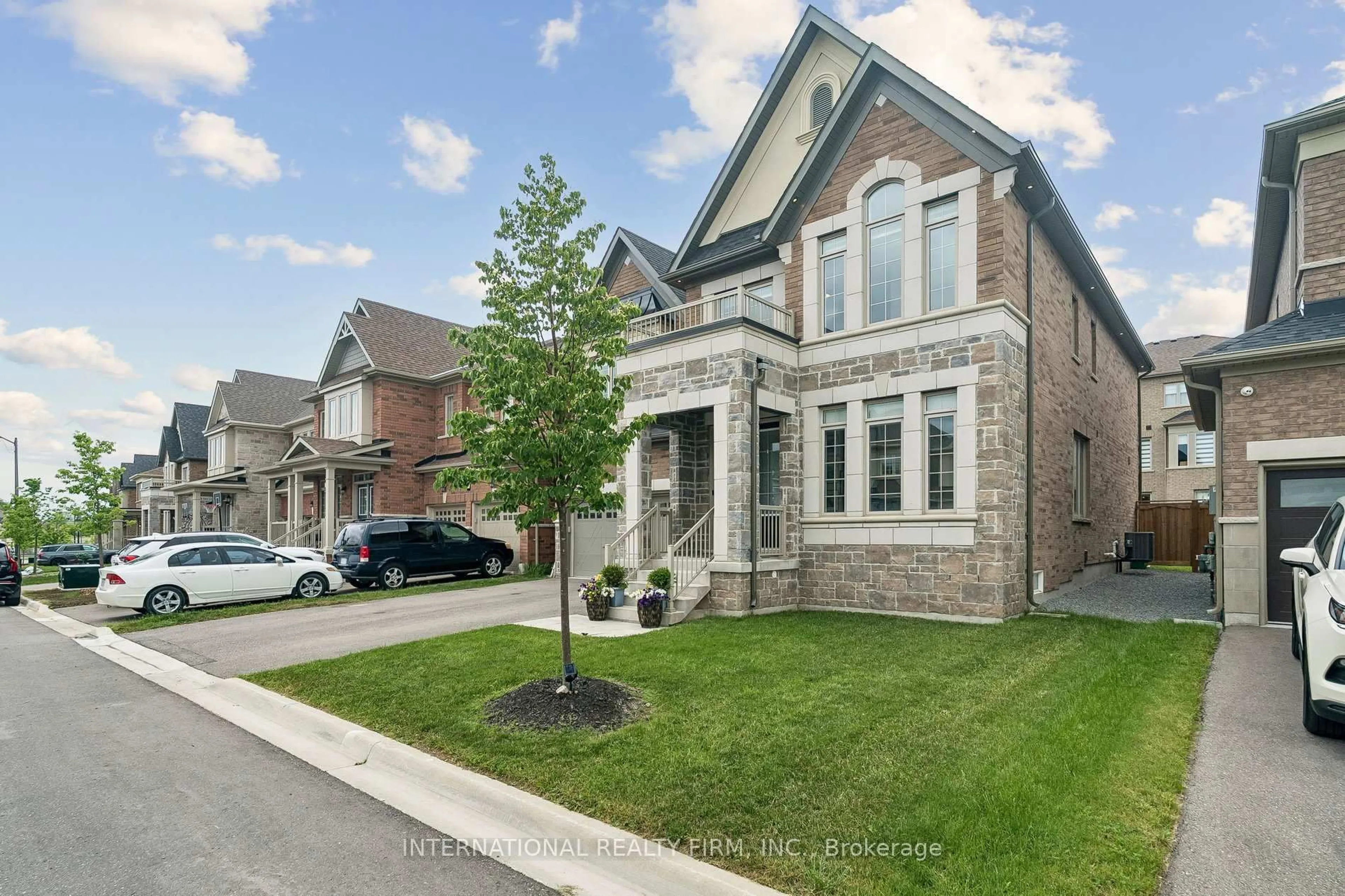Home with brick exterior material, street for 45 Watershed Gate, East Gwillimbury Ontario L9N 0Y6