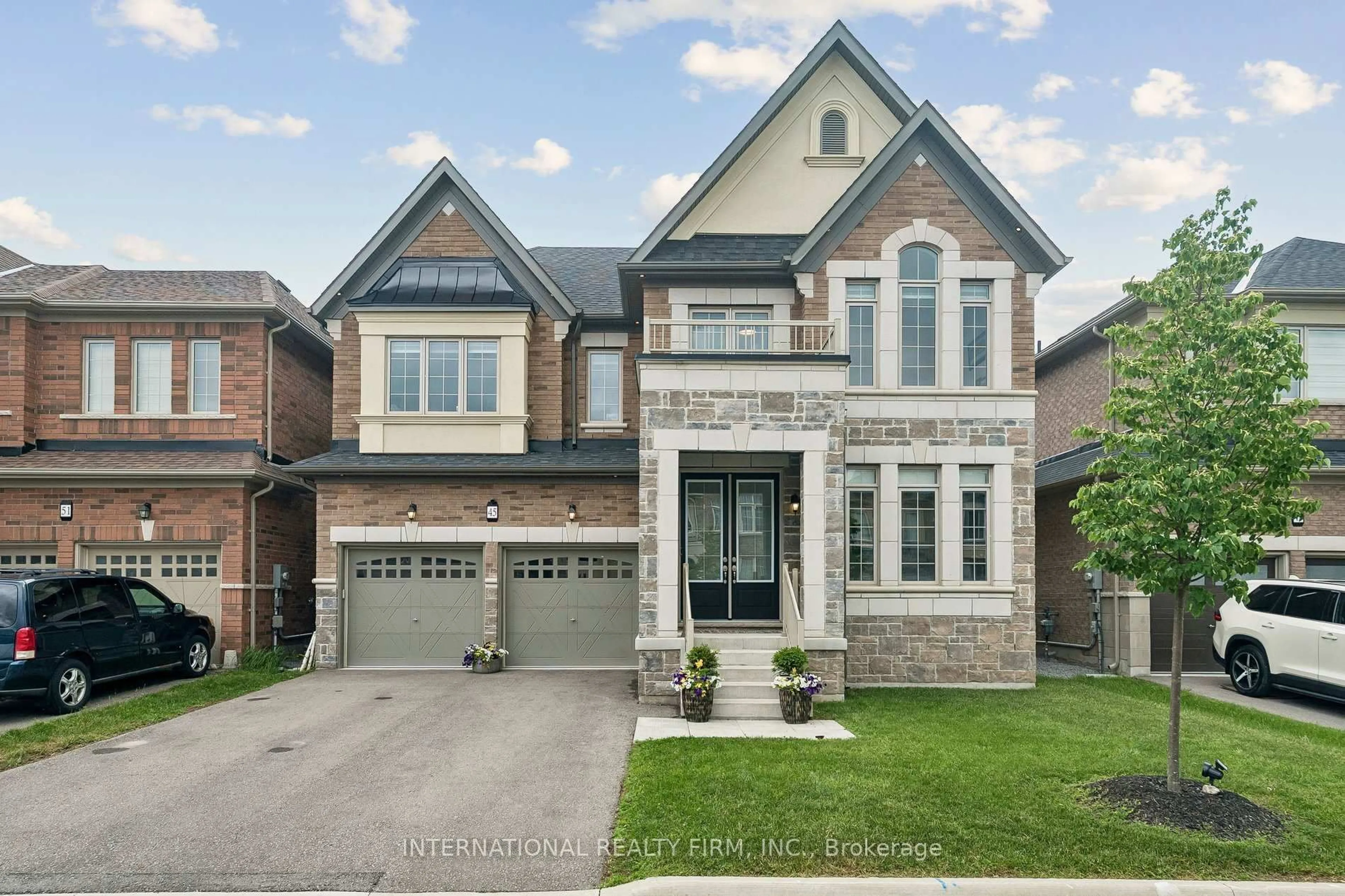 Home with brick exterior material, street for 45 Watershed Gate, East Gwillimbury Ontario L9N 0Y6